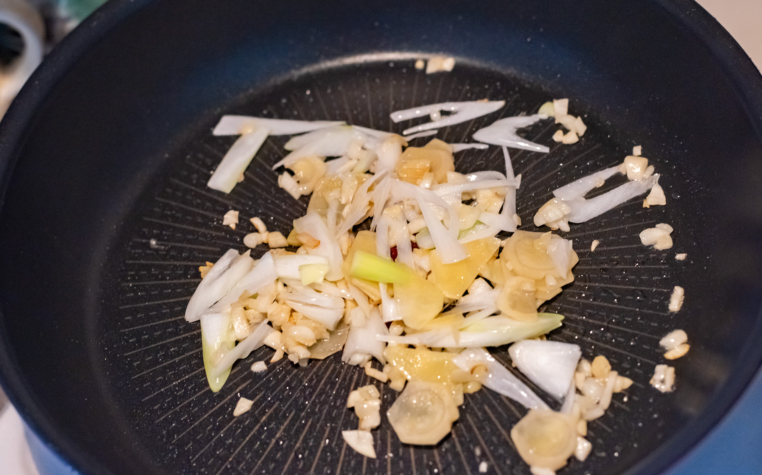 麻辣おでんの調理方法：ニンニク、生姜、長ネギを炒める