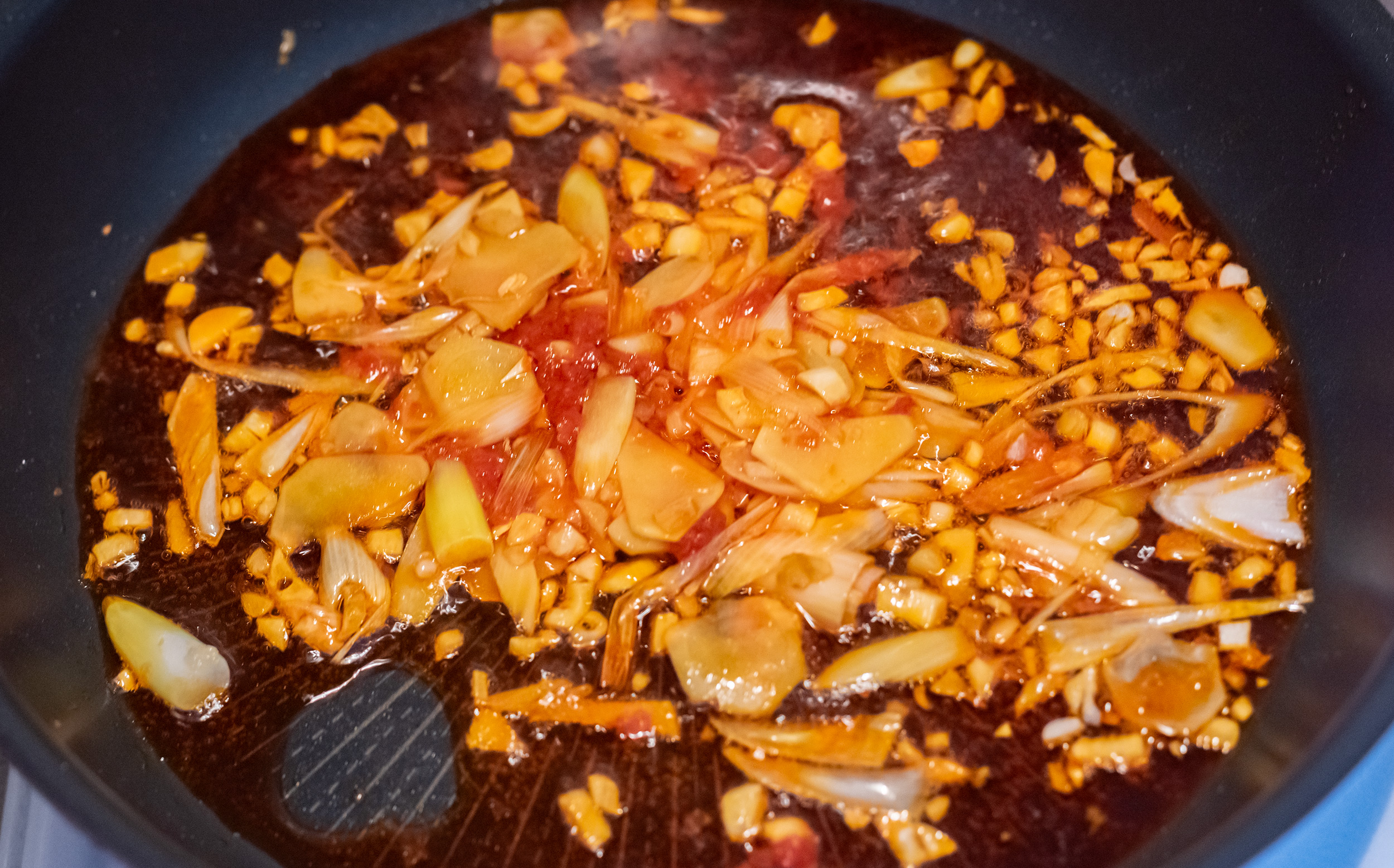 麻辣おでんの調理方法：火鍋の素と豆板醤を加えてよくからめる