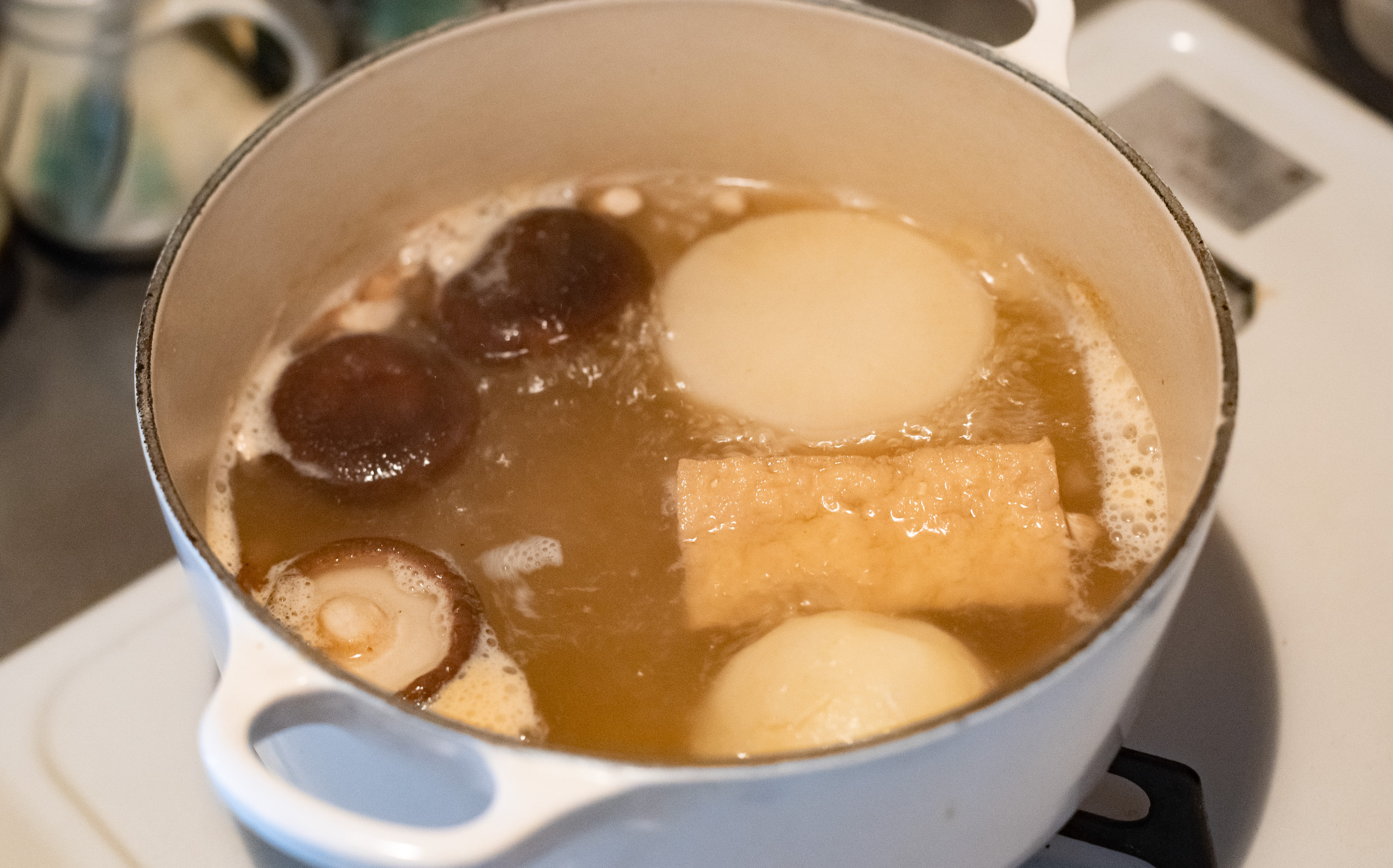 麻辣おでんの調理方法：煮えにくい具材を別鍋で下茹でする