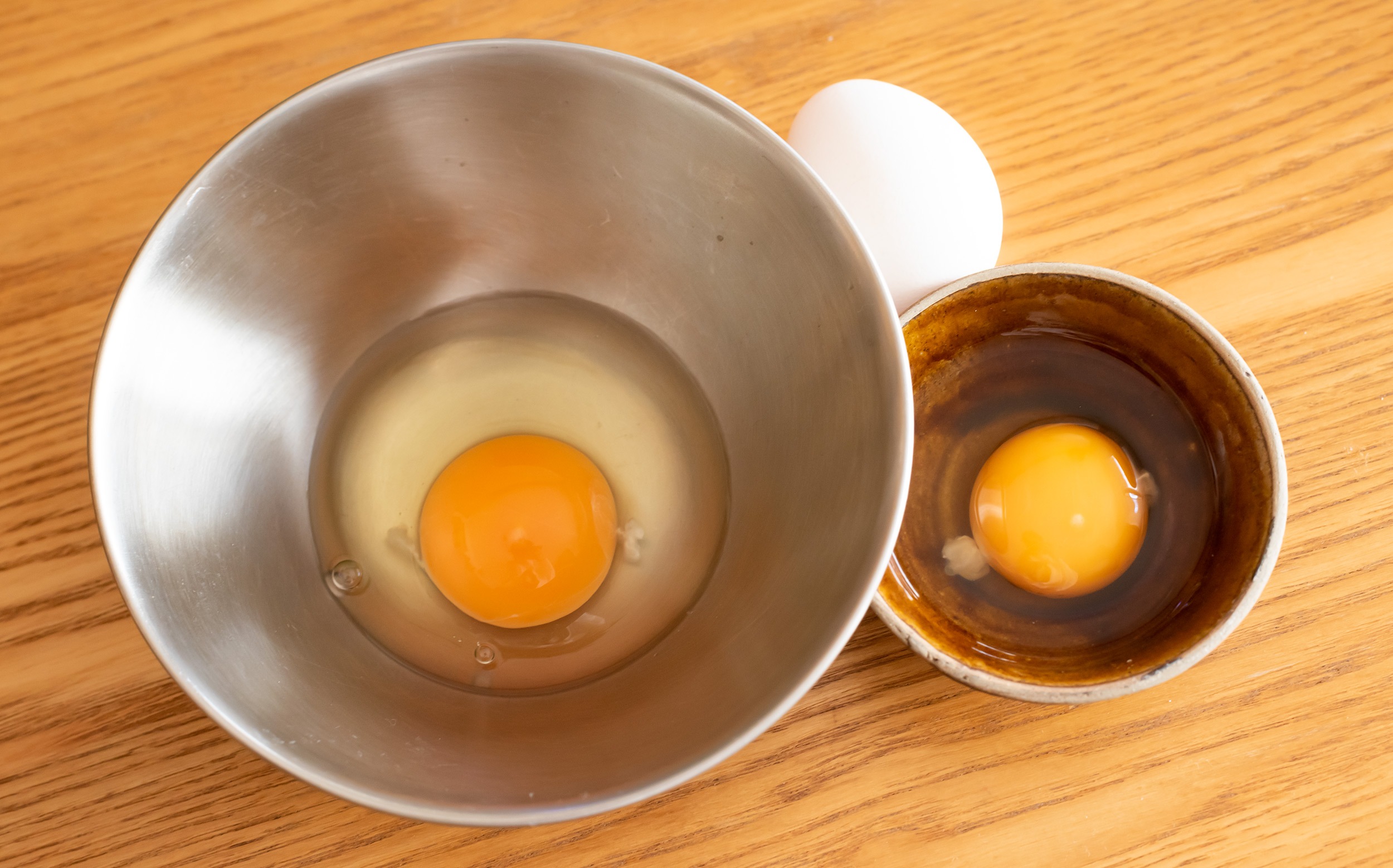 伊達巻を作る：卵を割る