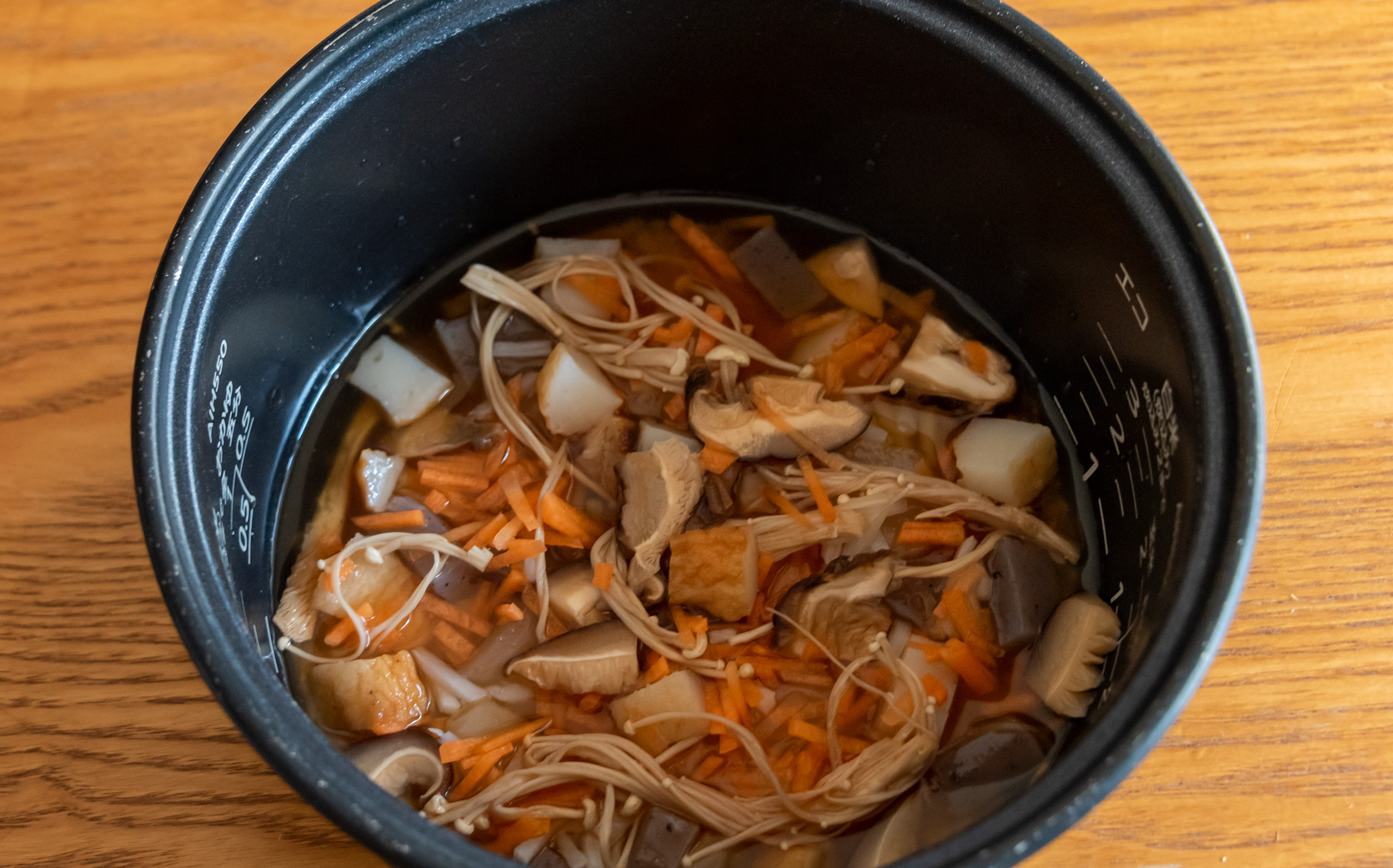 おでん汁と茶飯でつくるおでん茶漬け：お米と一緒に具材を炊飯器に仕込む