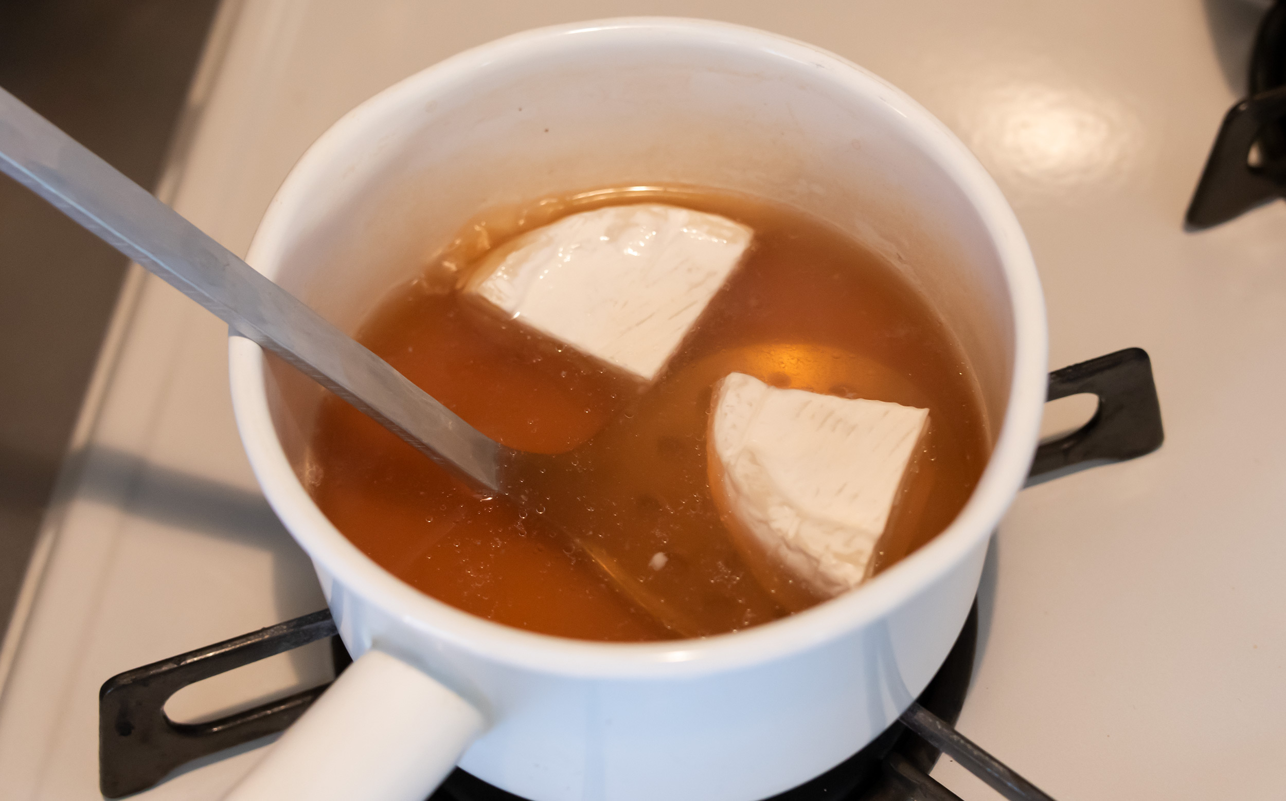 おでんのチーズの調理方法：チーズをおでん汁で温める