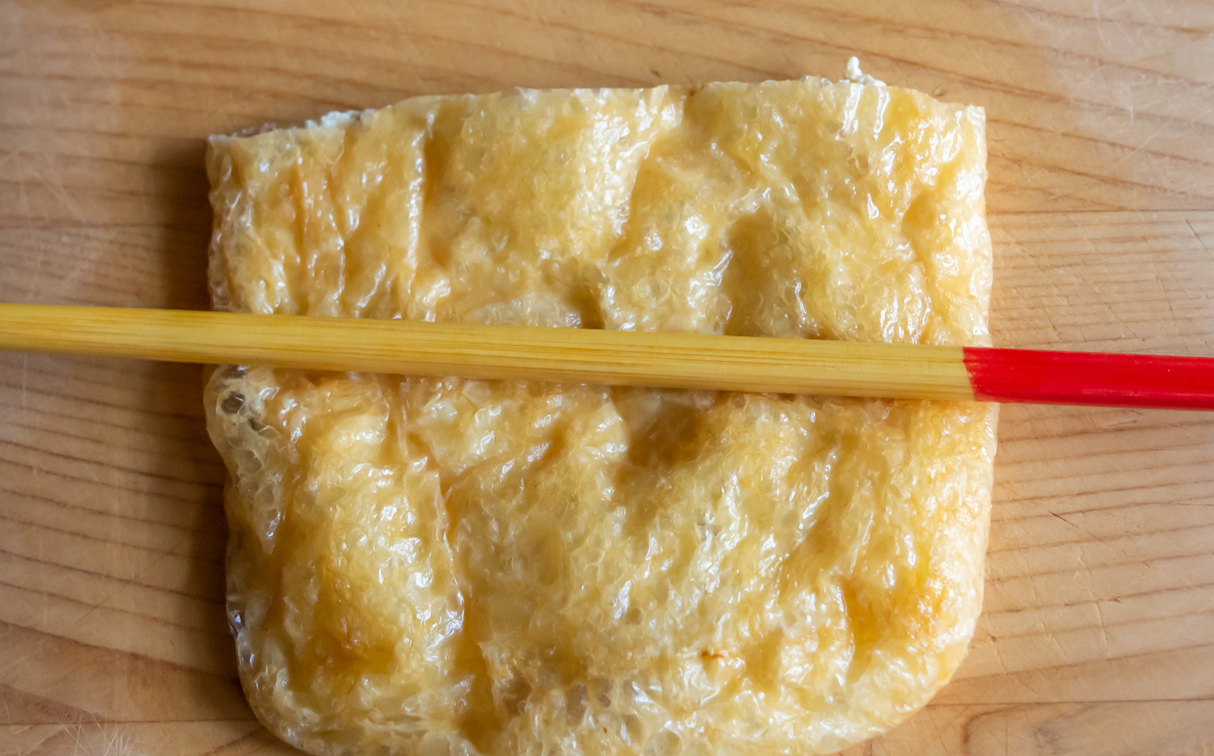 おでんのチーズの調理方法：油揚げを袋状にする