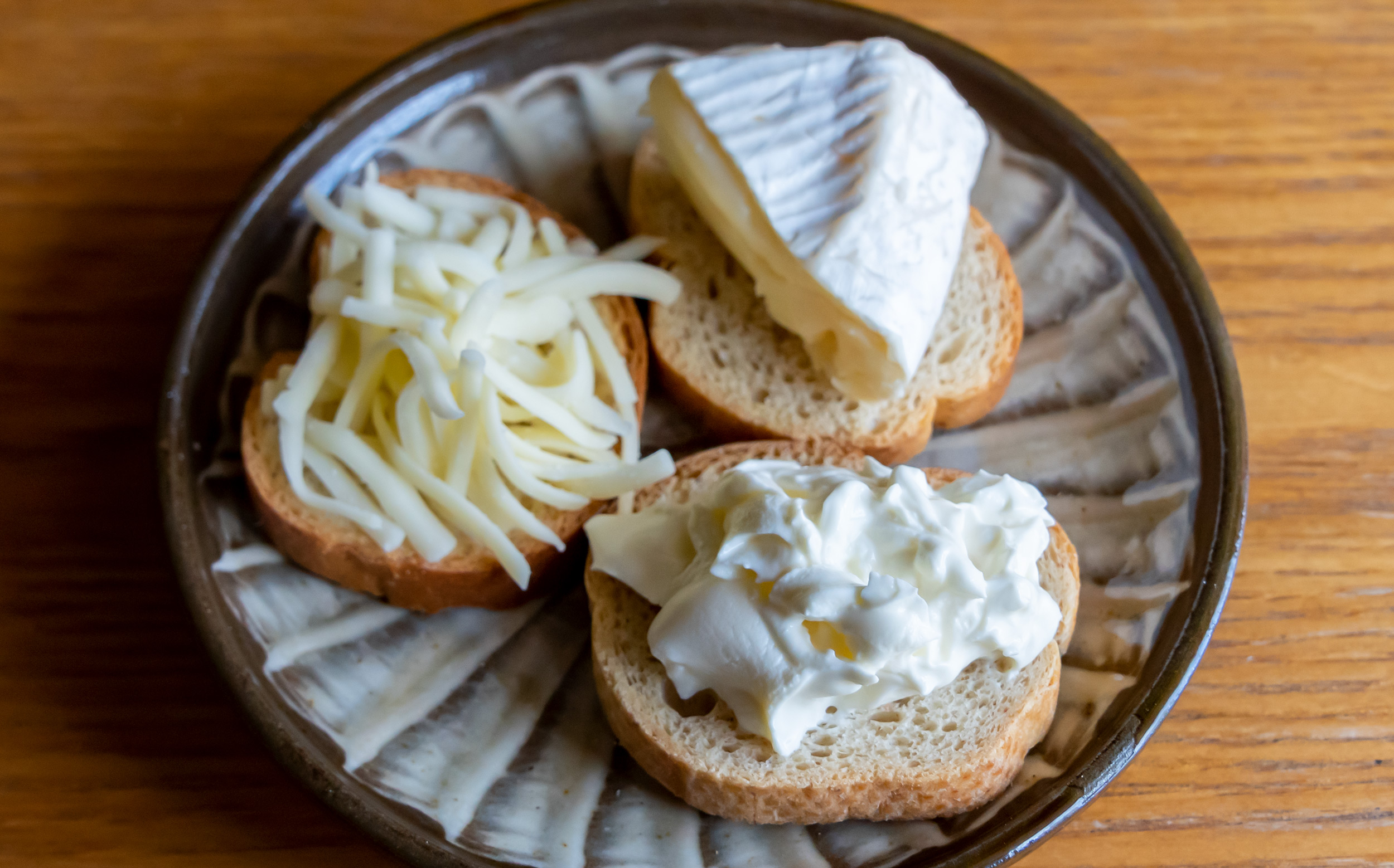 おでんのチーズの調理方法：おでんのチーズをバケットのせる