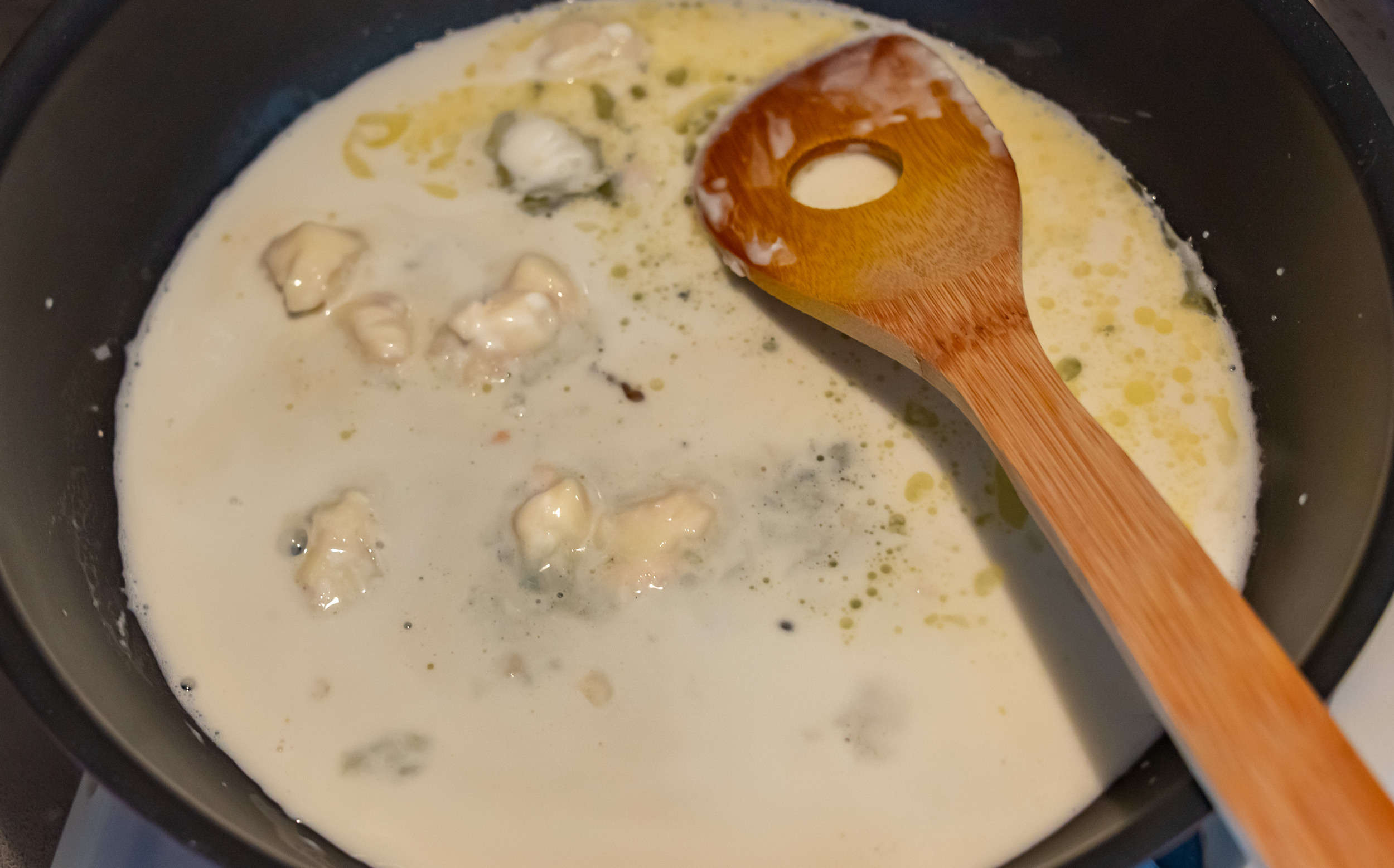 おでんのチーズの調理方法：ゴルゴンゾーラソースを作る
