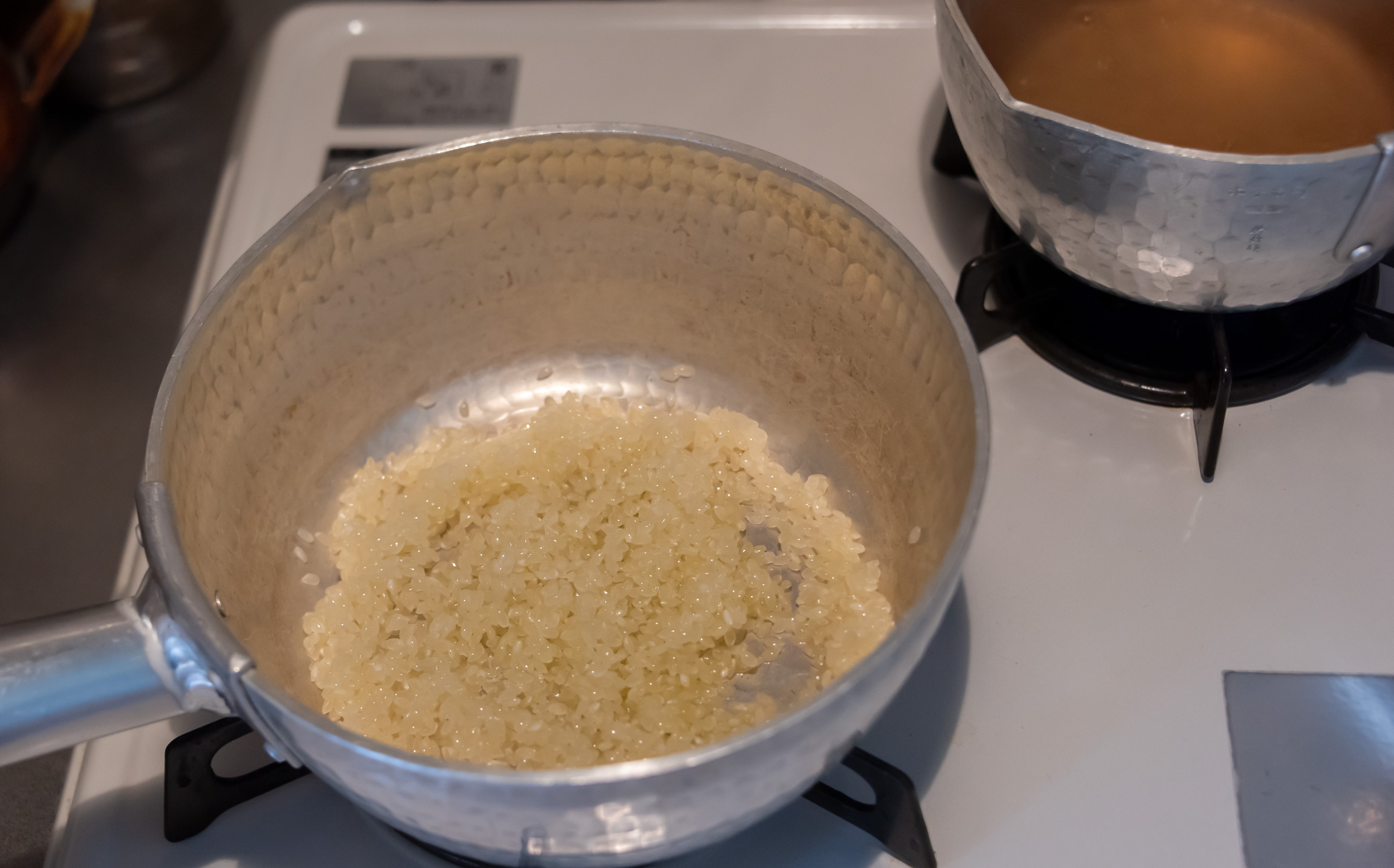 おでんのチーズの調理方法：オリーブオイルで米を炒める
