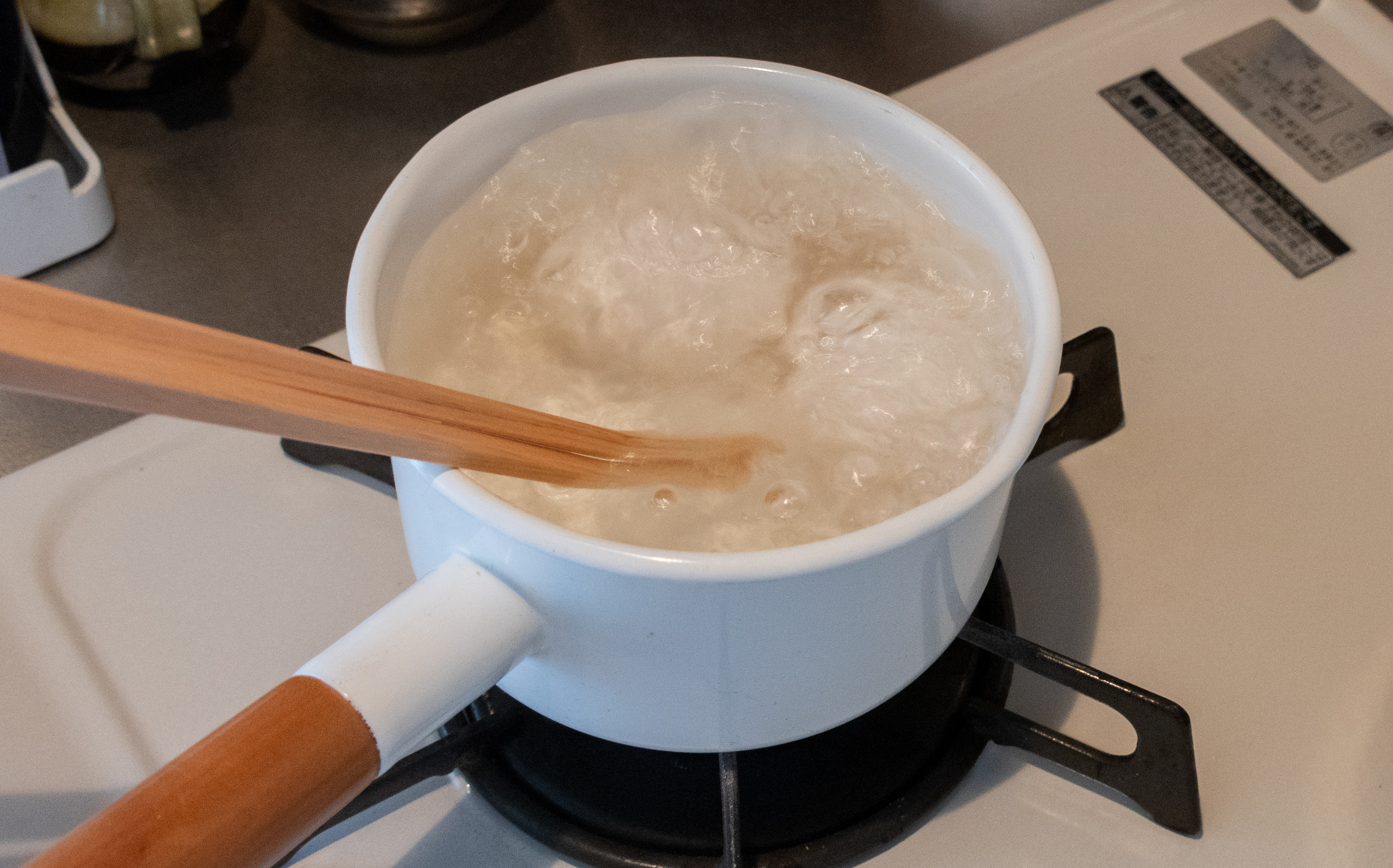 東京おでんの調理方法：沸騰したお湯で玉子を茹でる