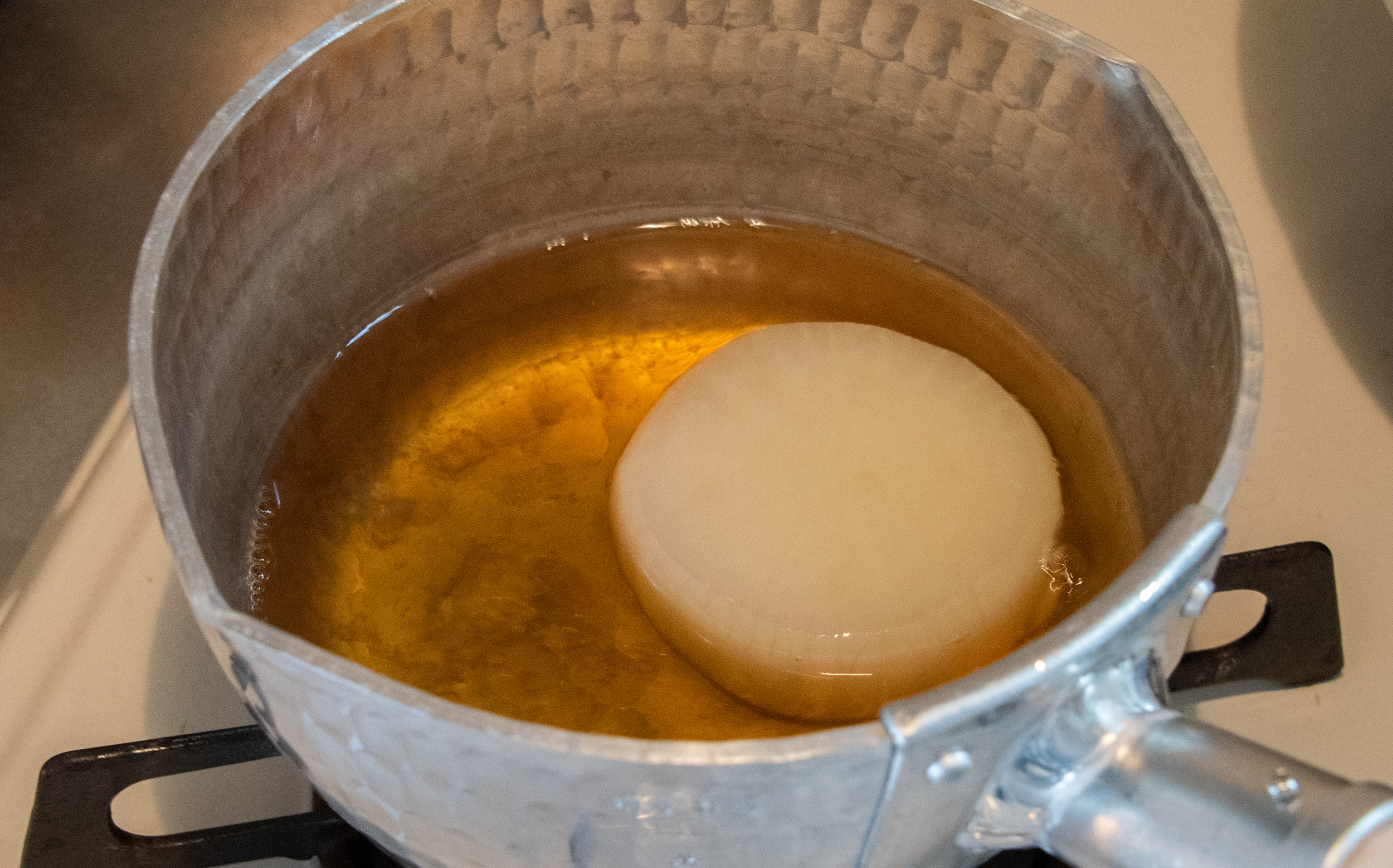 おでんのシミシミ大根の作り方：おでん汁で大根を煮る