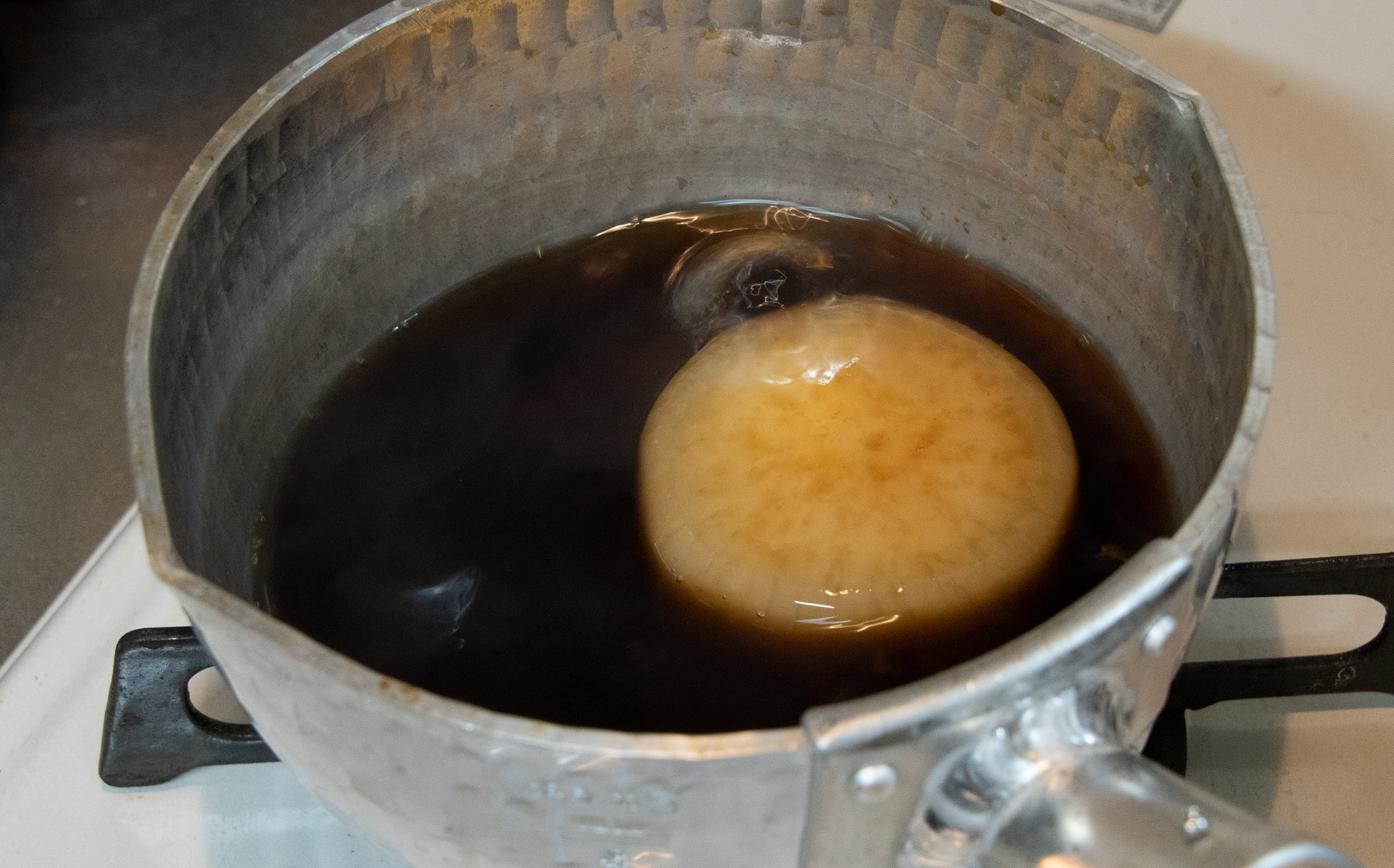 おでんのシミシミ大根の作り方：おでん汁で大根を煮る（濃いめ）