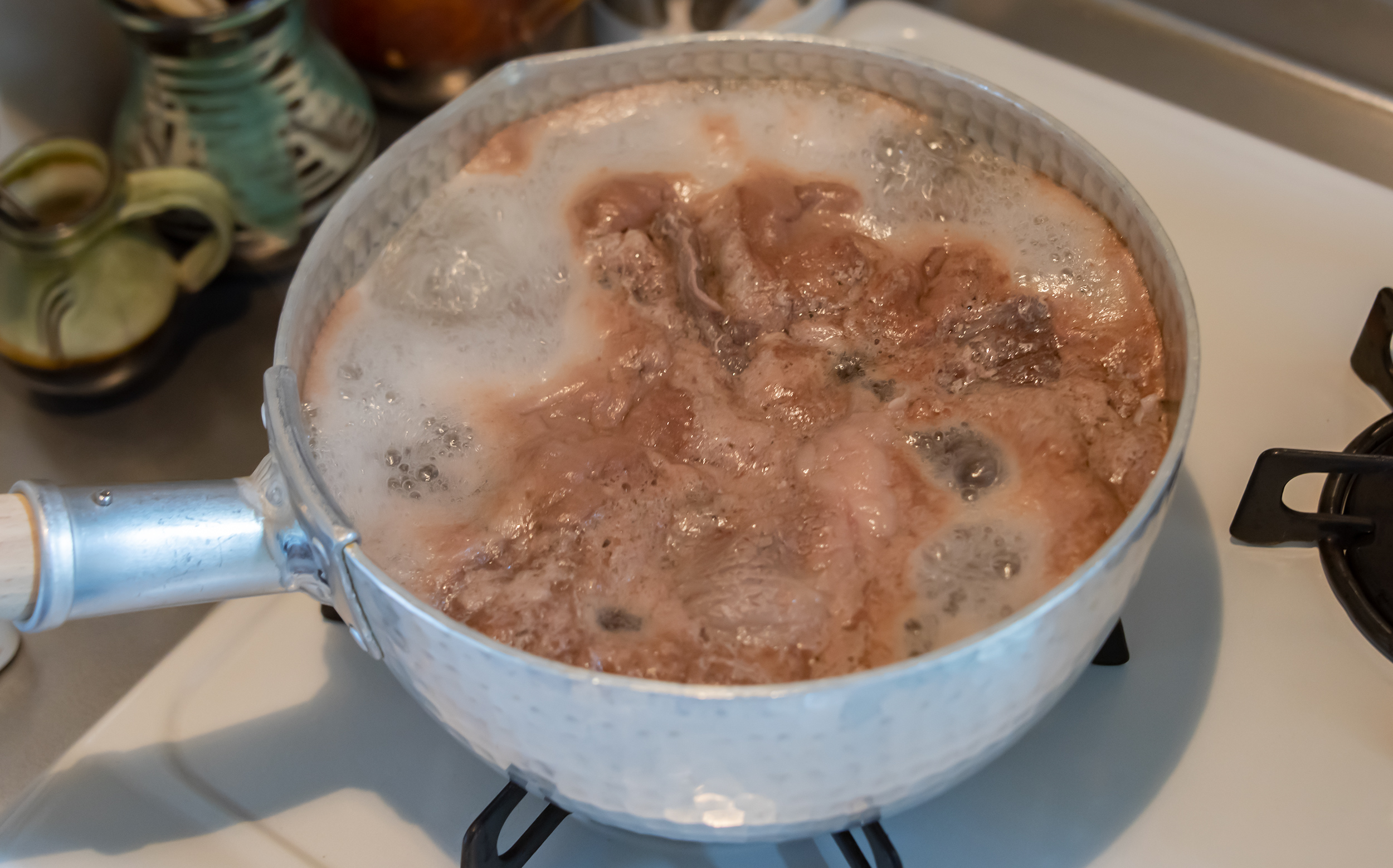 おでんの牛すじの調理方法：茹でこぼし