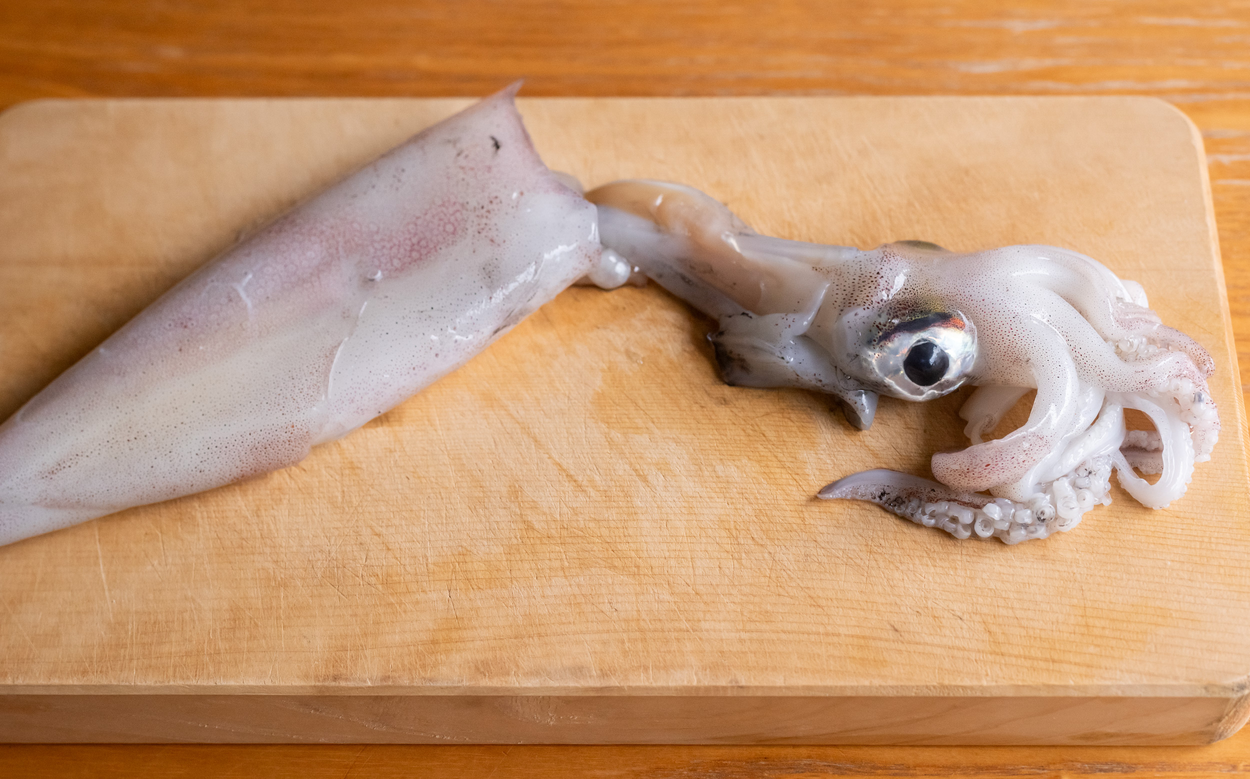 おでんのイカの調理方法：胴から頭を抜き取る