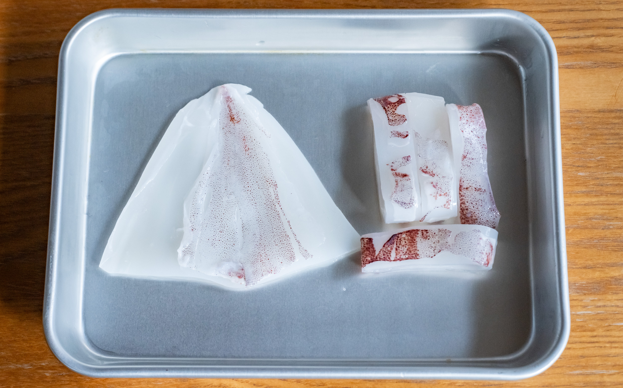 おでんのイカの調理方法：イカを食べやすい大きさに切り分ける