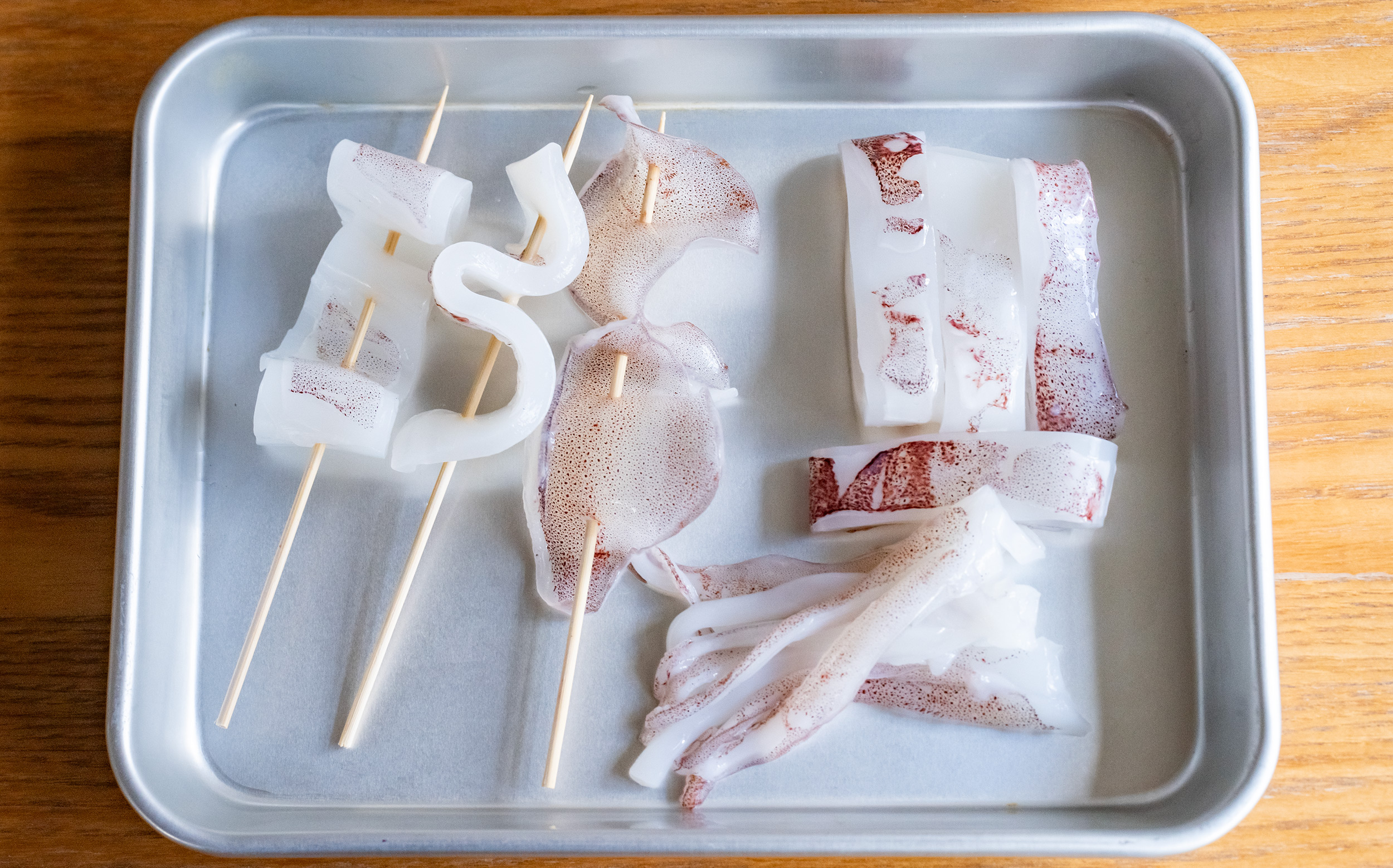 おでんのイカの調理方法：イカを串に刺す
