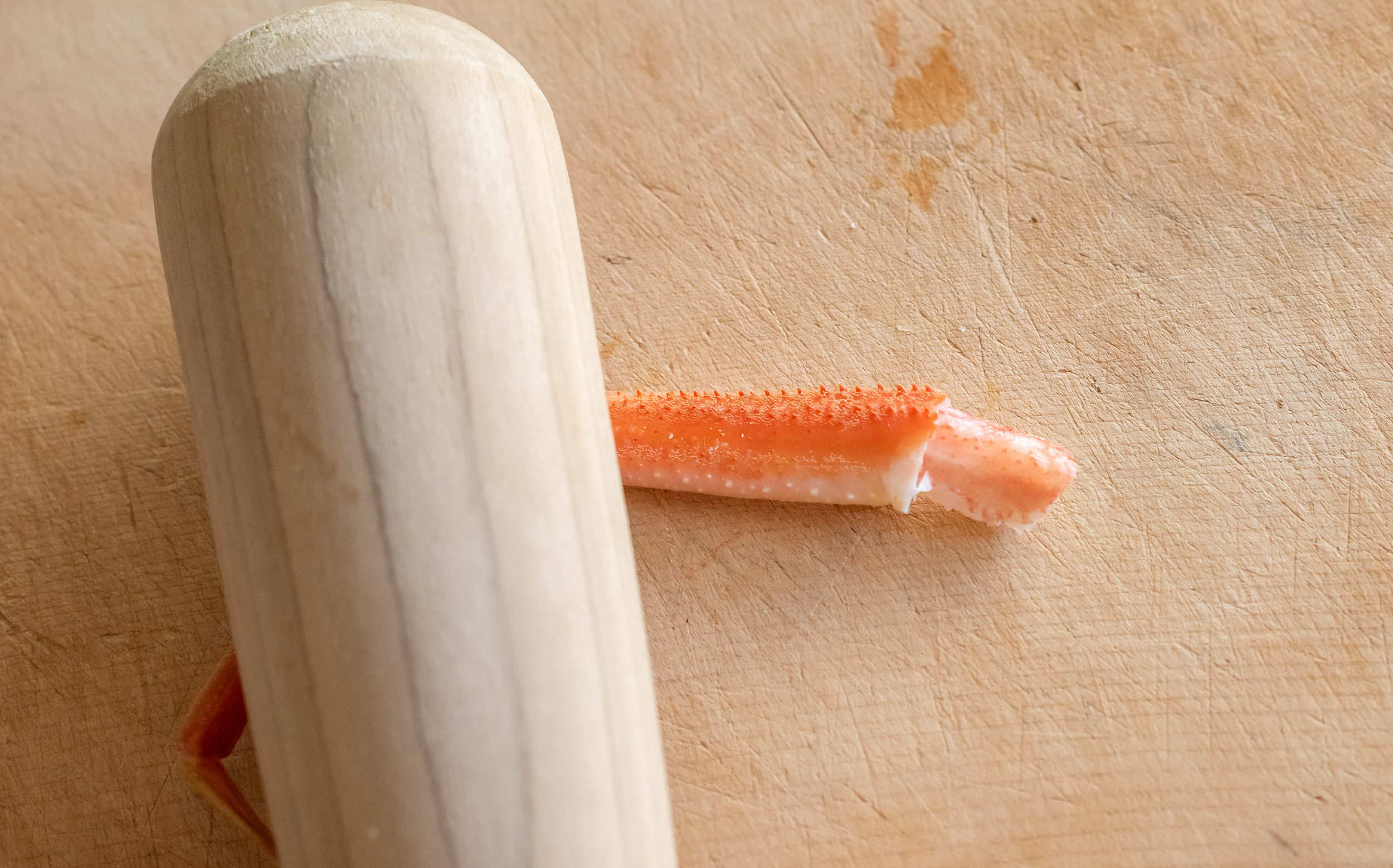おでんの蟹面の調理方法：すりこぎで脚を叩いて身を出す