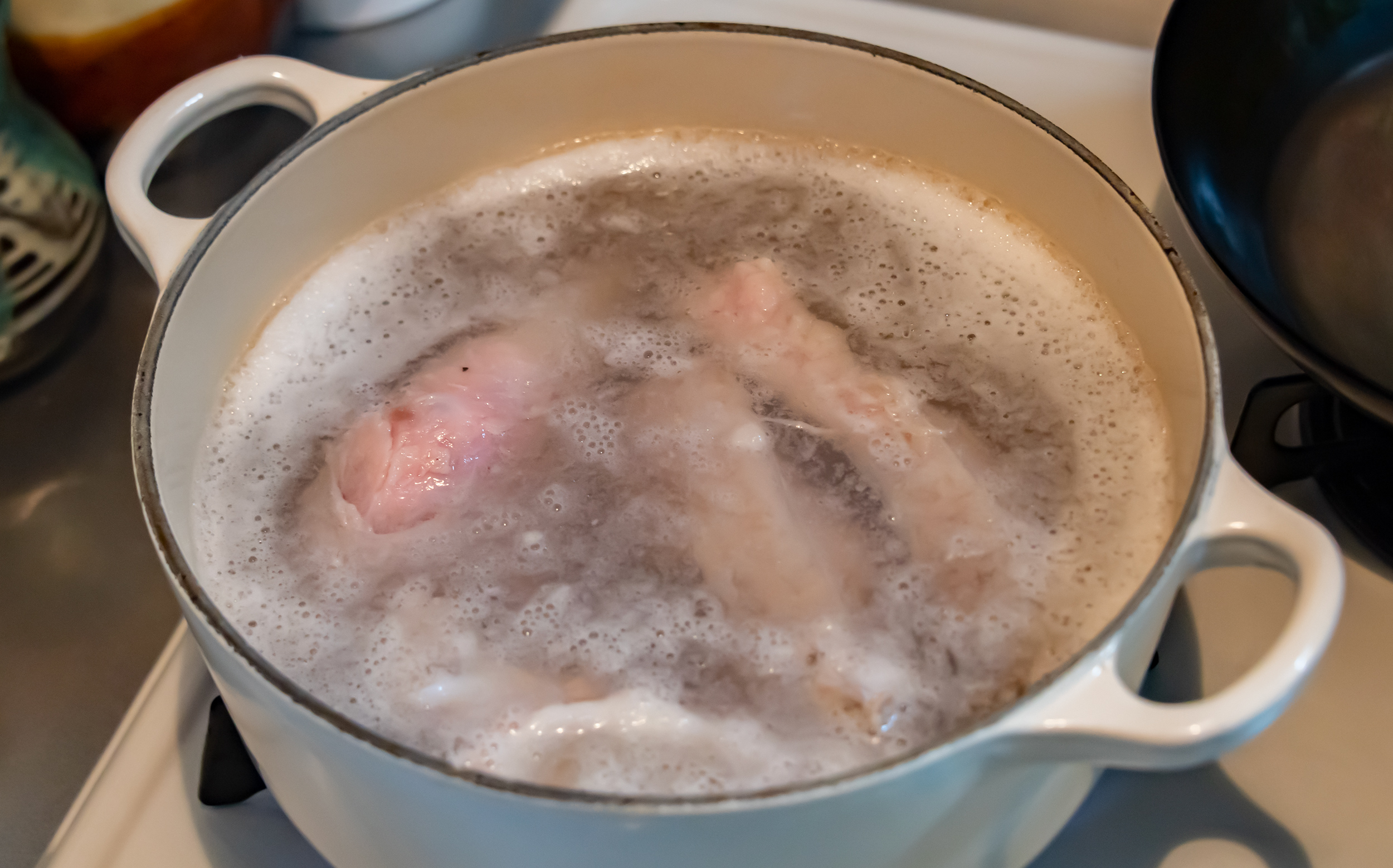 ウェッタードウットー（豚串煮込み）を作る：豚肉（軟骨）を茹でこぼす