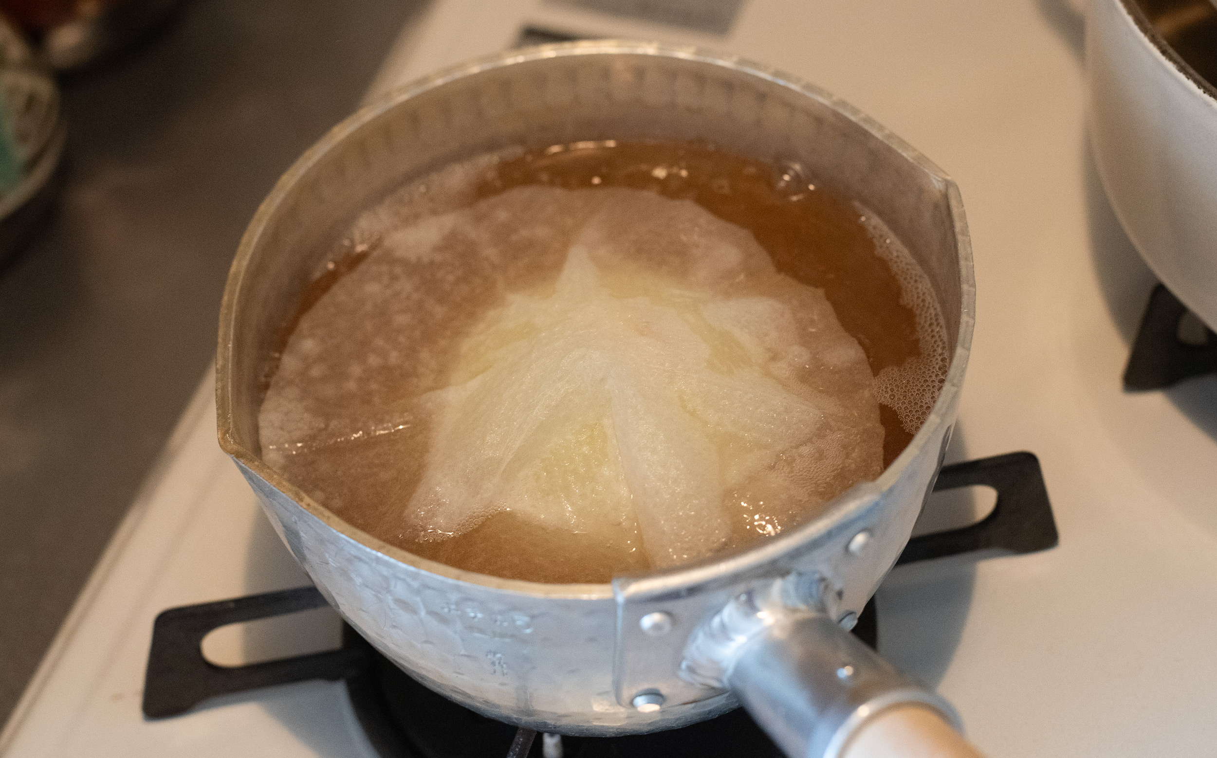 おでんの玉ねぎの調理方法：おでん汁で煮る