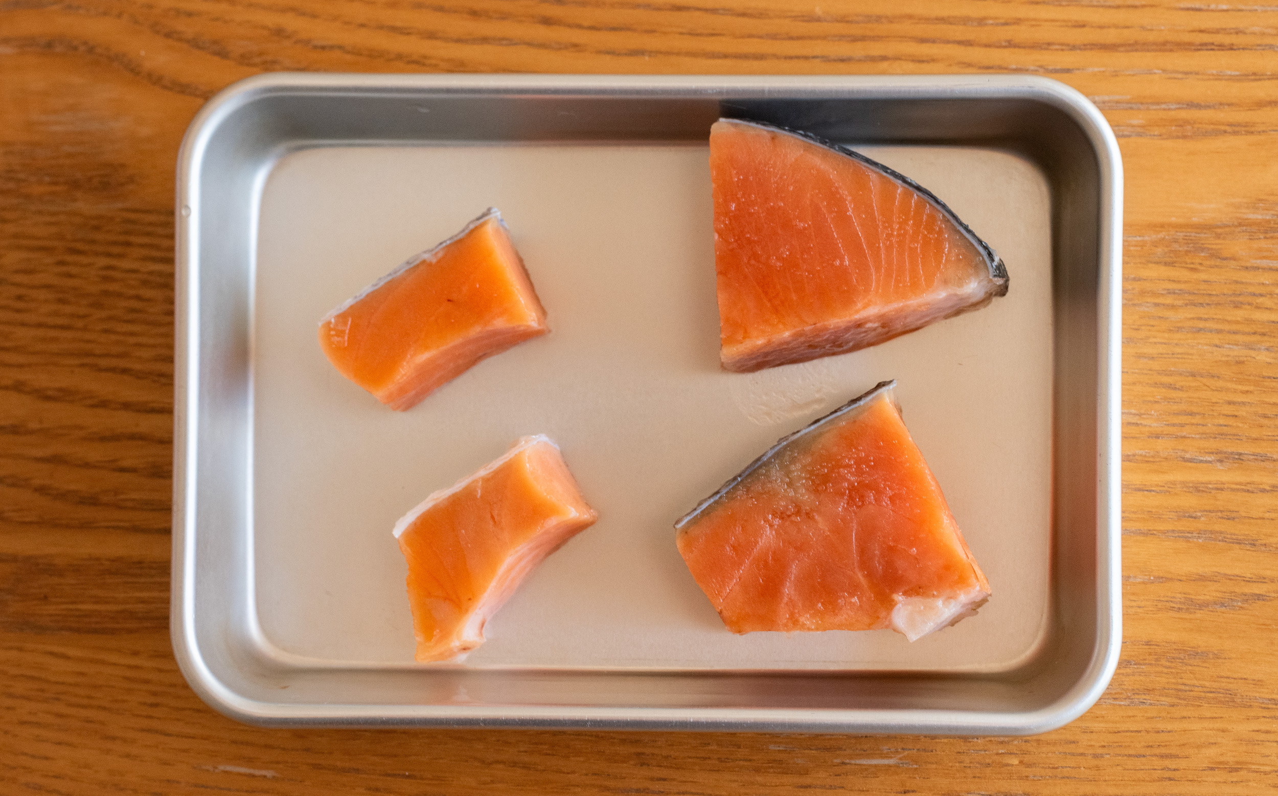 おでんの鮭の調理方法：切り身を適当な大きさに切る