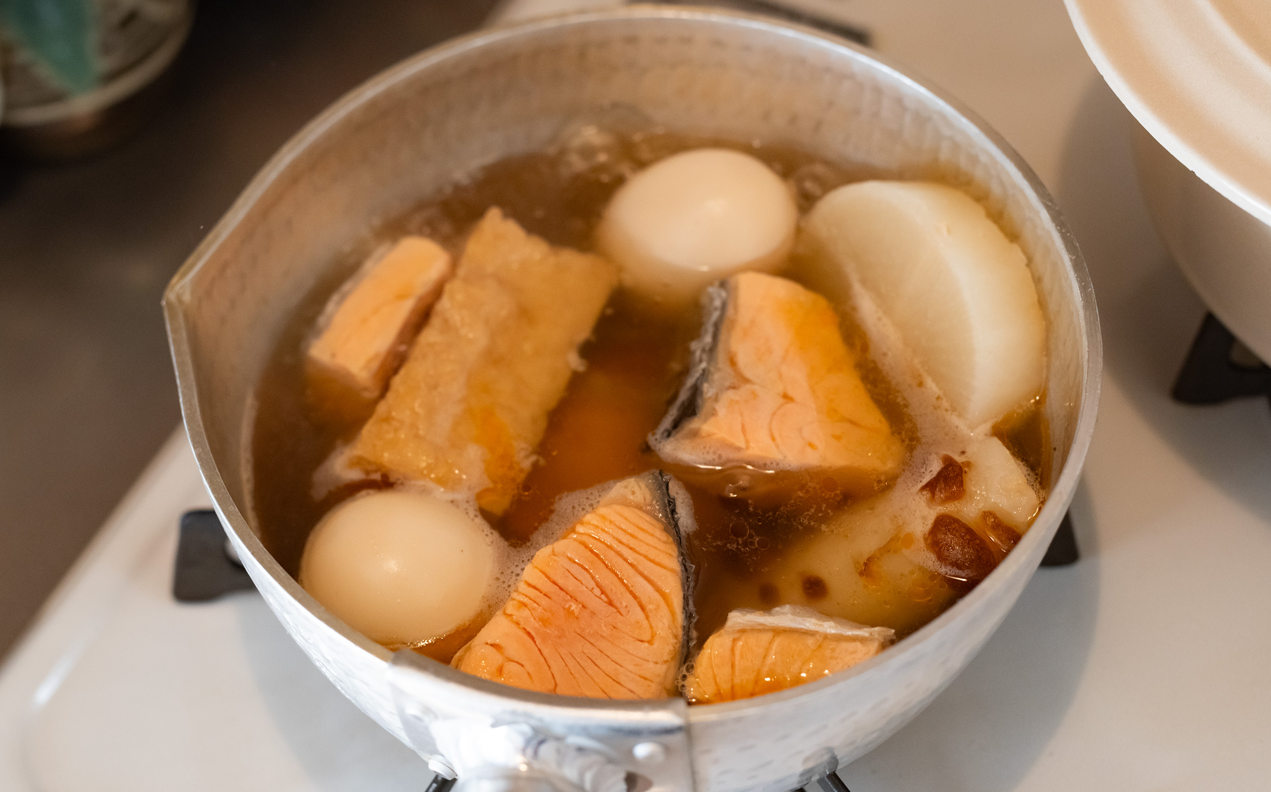 おでんの鮭の調理方法：切り身をおでん汁で煮る