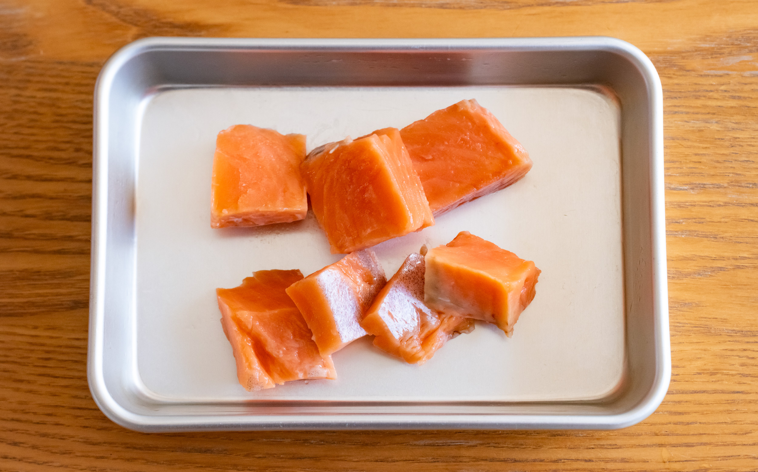 おでんの鮭の調理方法：鮭をサイコロ大に切る
