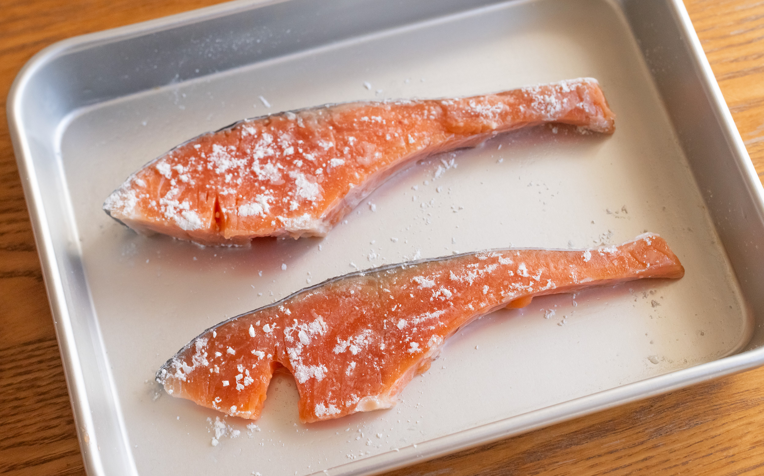 おでんの鮭の調理方法：鮭の切り身に薄力粉をまぶす