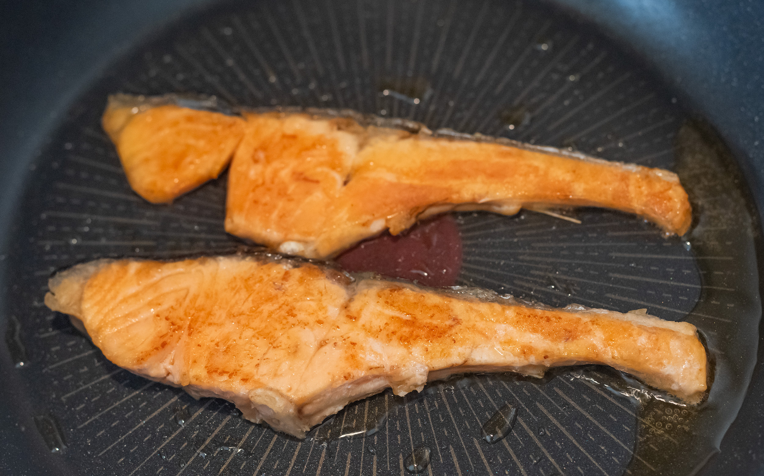 おでんの鮭の調理方法：切り身をフライパンで焼く