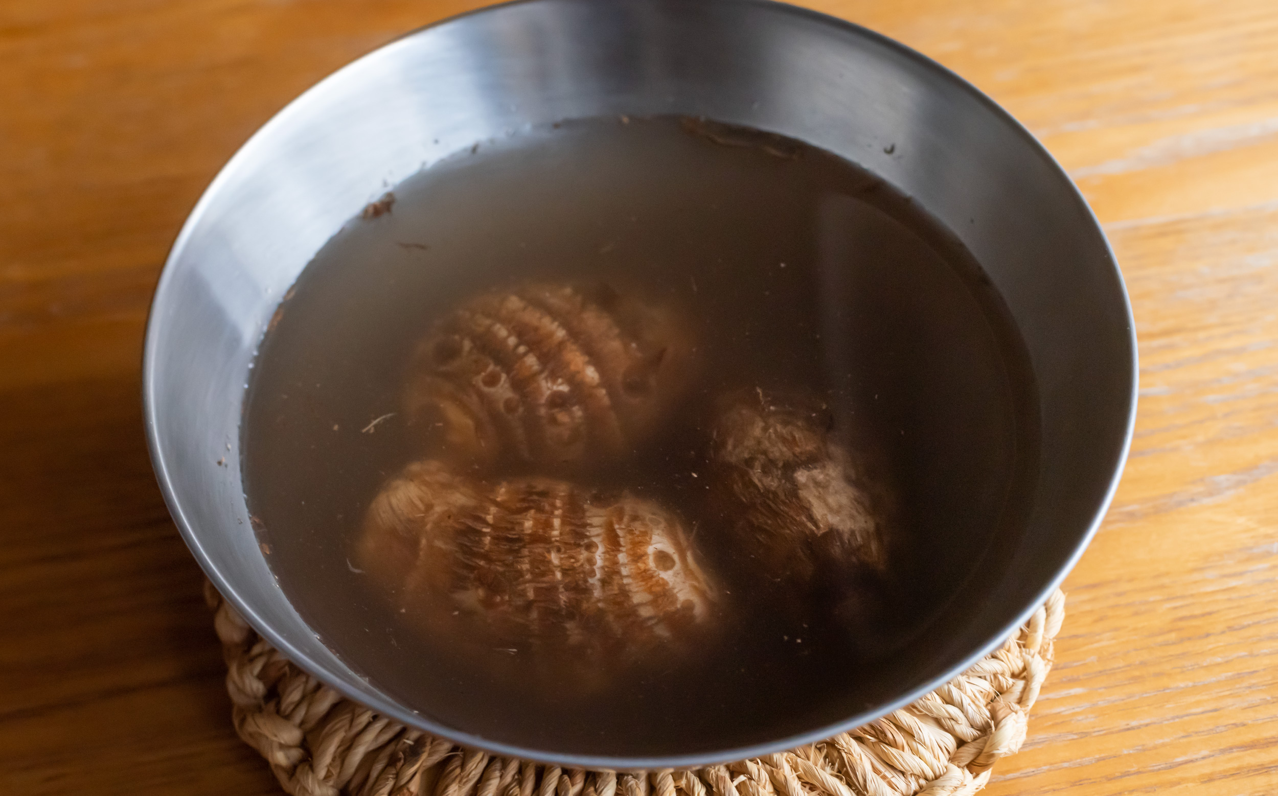おでんの里芋の調理方法：里芋を洗う