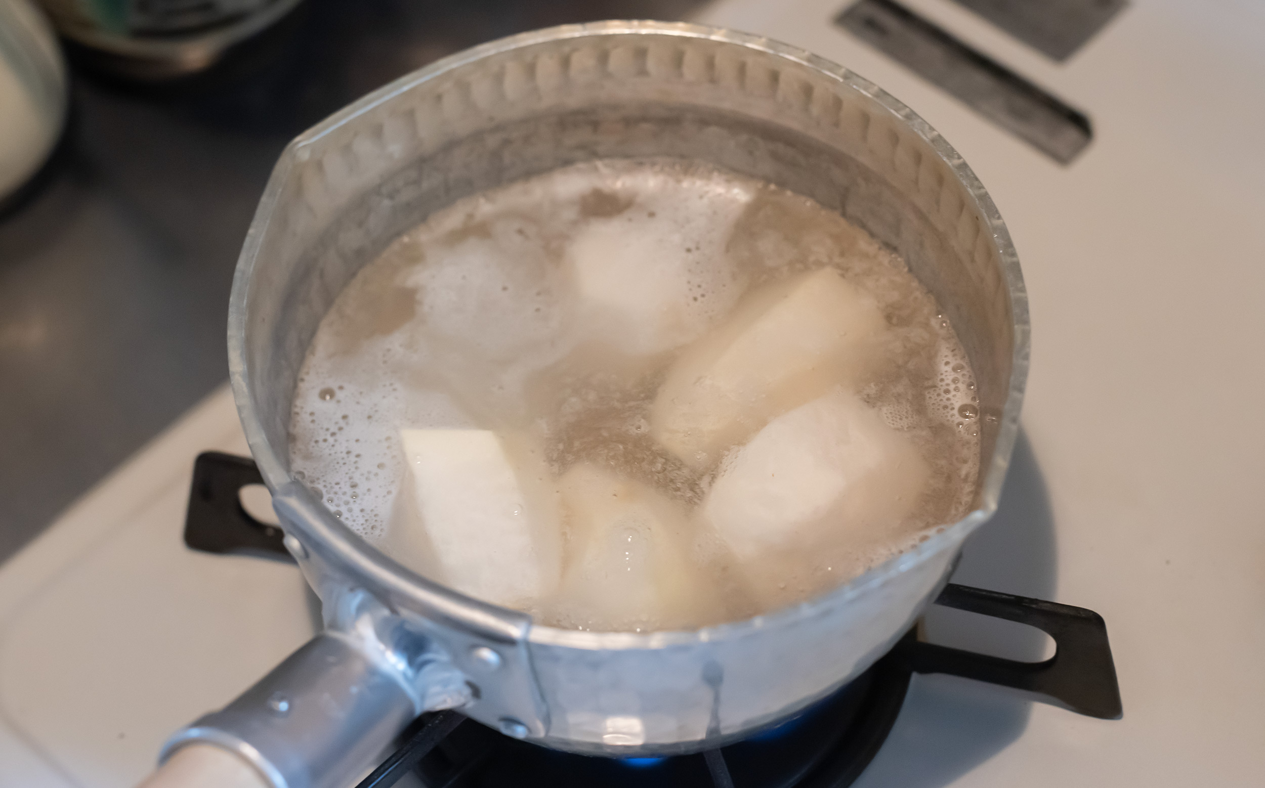おでんの里芋の調理方法：里芋を下茹でする