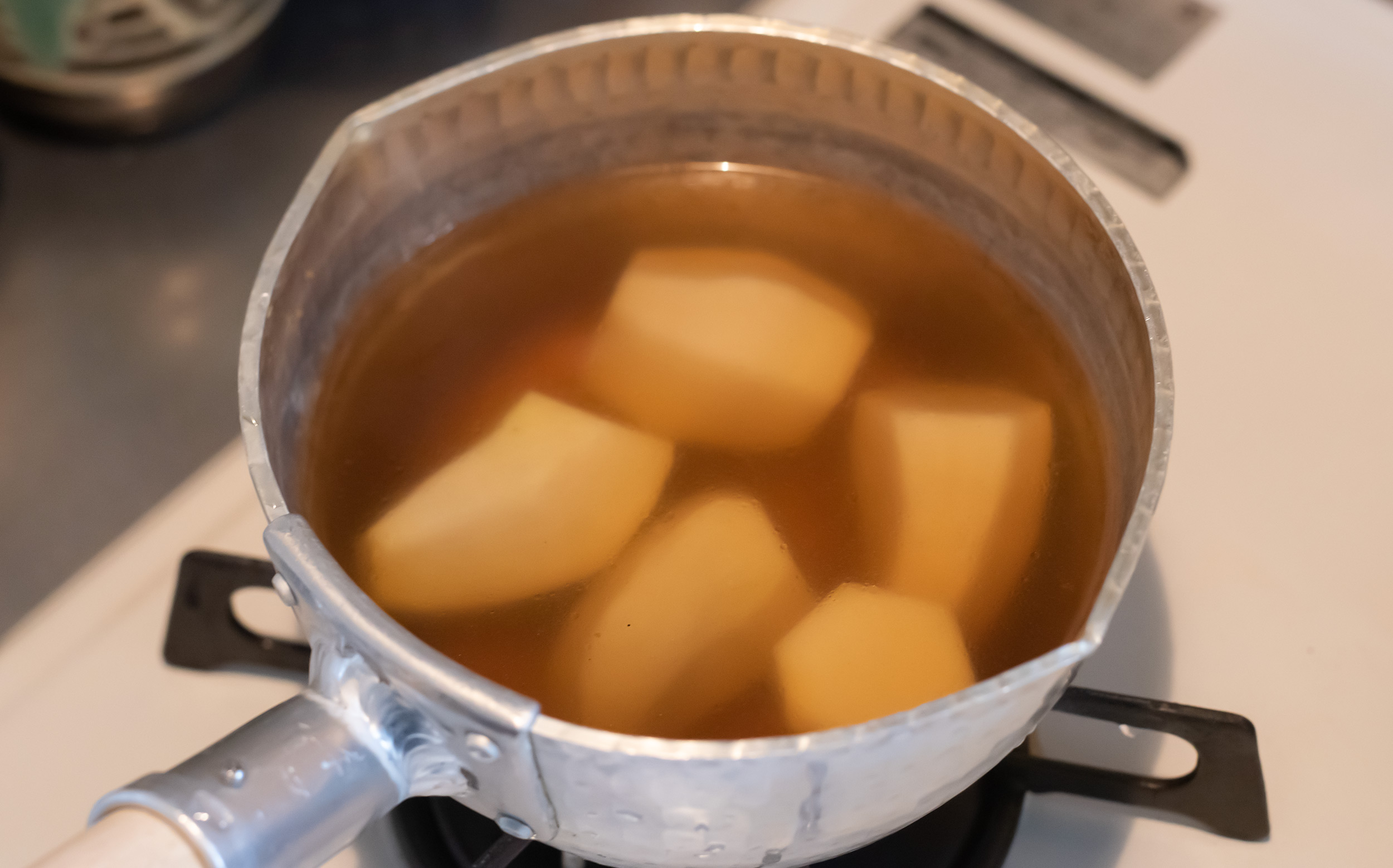 おでんの里芋の調理方法：おでん汁で煮る