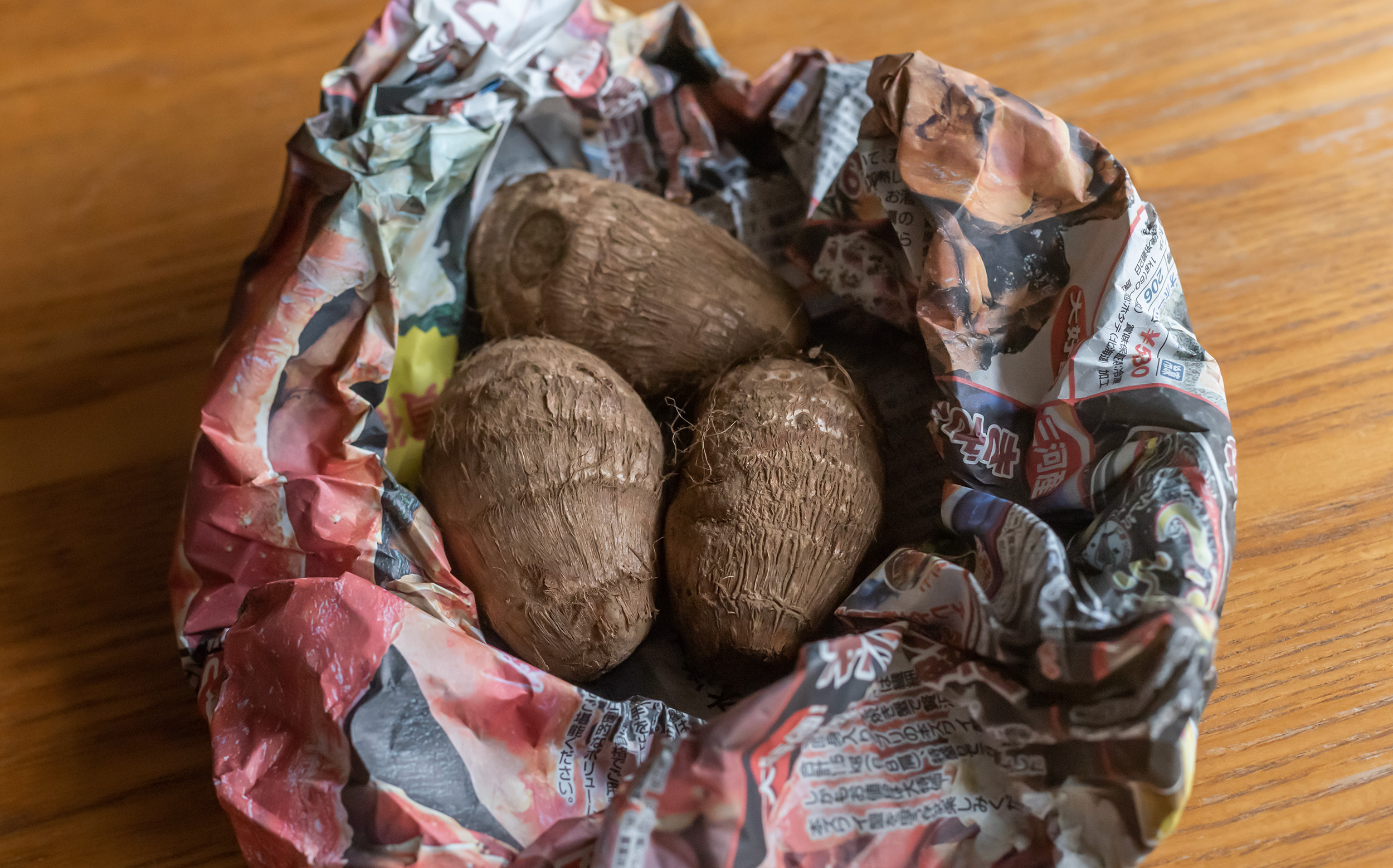 里芋の保存方法：新聞紙に包み冷暗所で保存