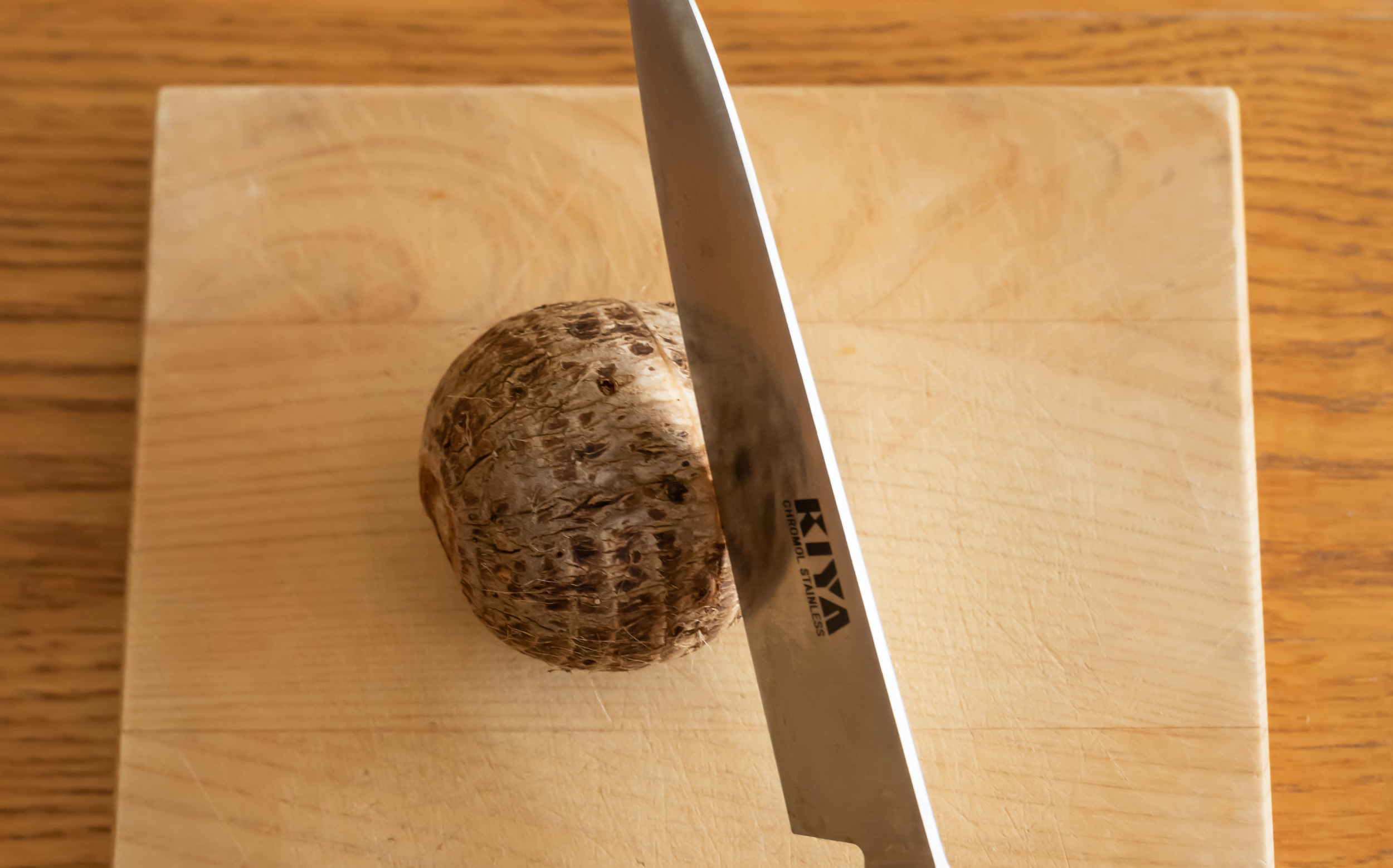 おでんの里芋の調理方法：皮に包丁で切れ目を入れる