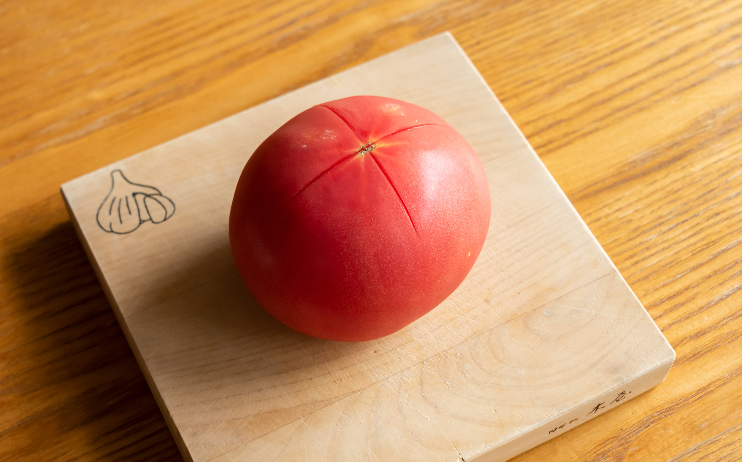 おでんのトマトの調理方法：トマトの湯むき（十字に切り込みを入れる）