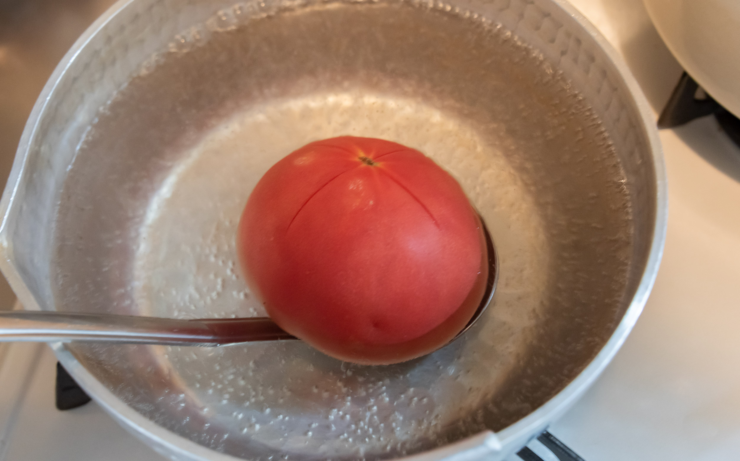おでんのトマトの調理方法：トマトの湯むき（熱湯につける）