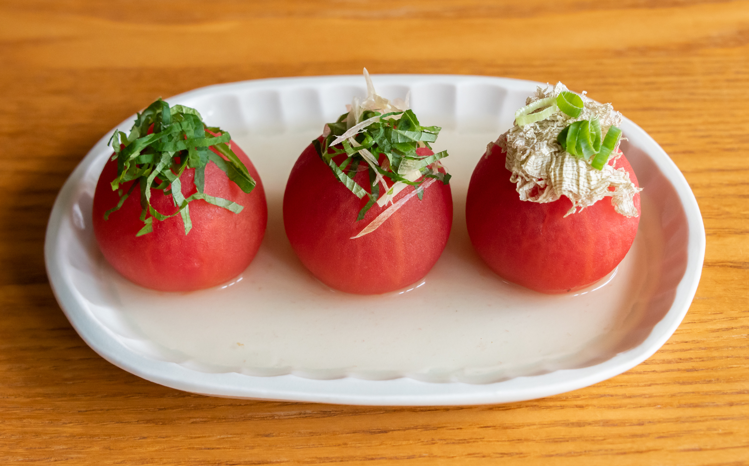 おでんのトマトの調理方法：おでんトマトのトッピング（大葉、大葉・生姜・ミョウガ、とろろ昆布・青ネギ）