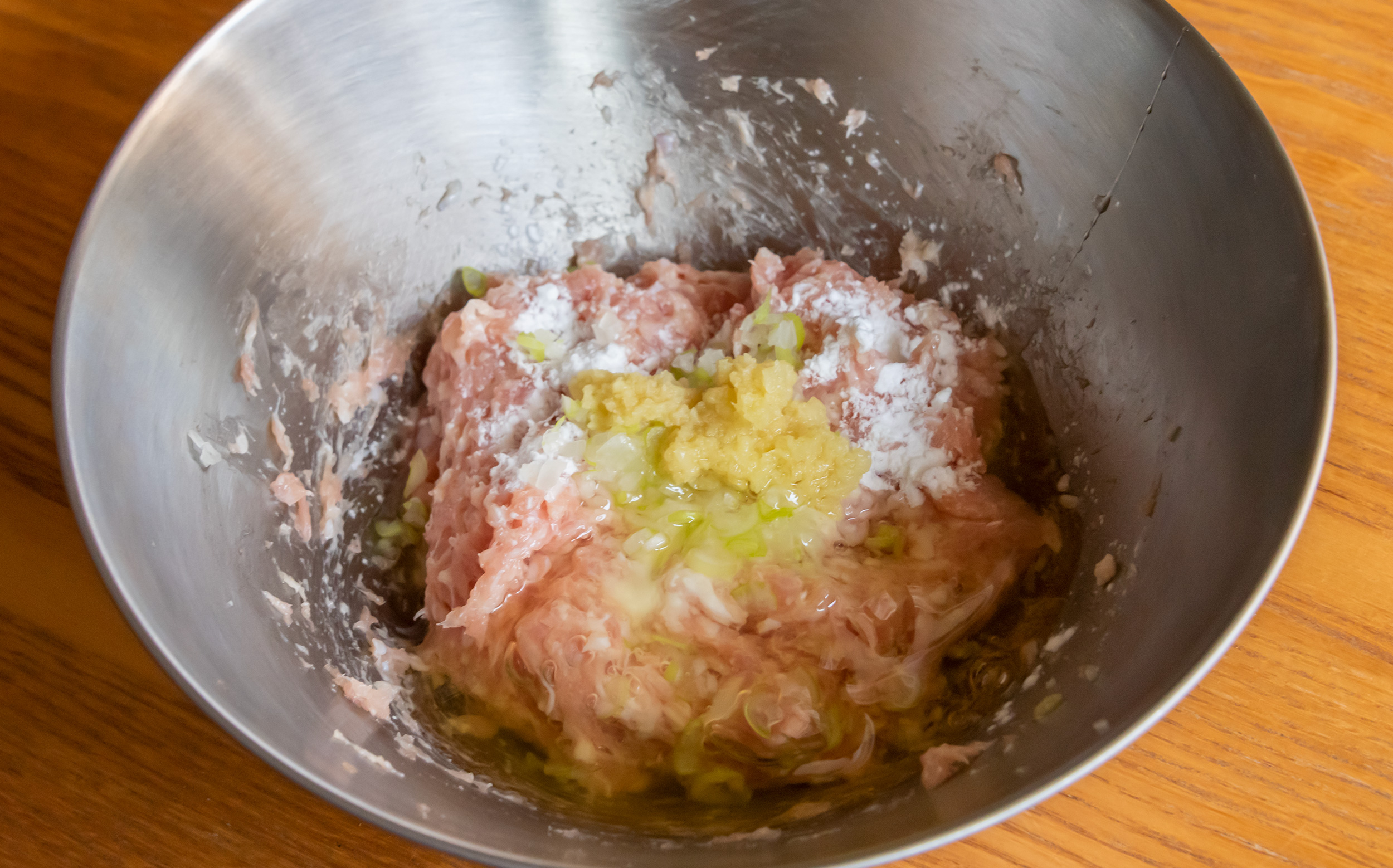 おでんの鶏つくね（鶏団子）の調理法：生姜、長ネギ、片栗粉などを混ぜてこねる