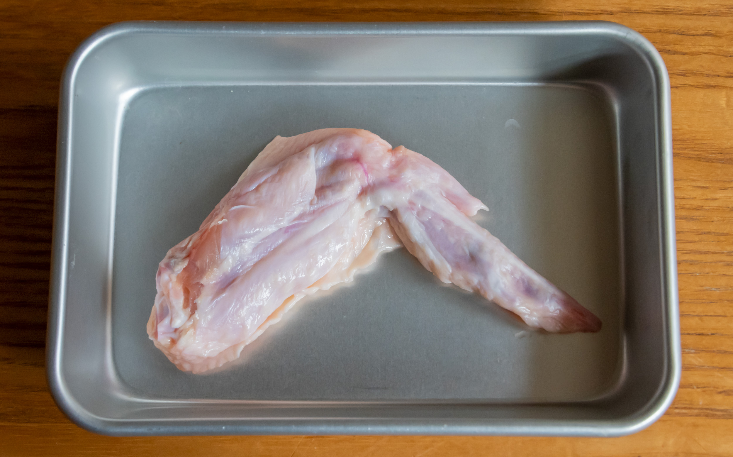 おでんの鶏つくね（鶏団子）の調理法：手羽先の関節を折る