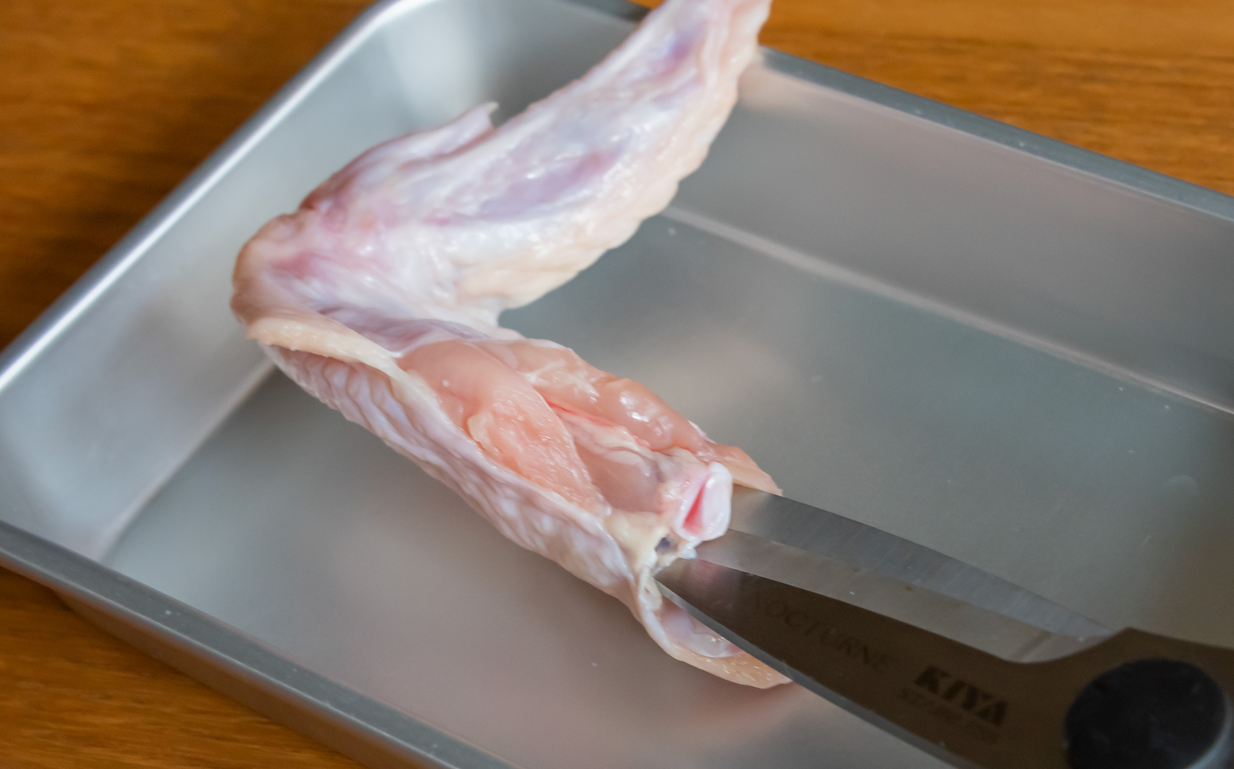 おでんの鶏つくね（鶏団子）の調理法：手羽先の骨と皮を切断する