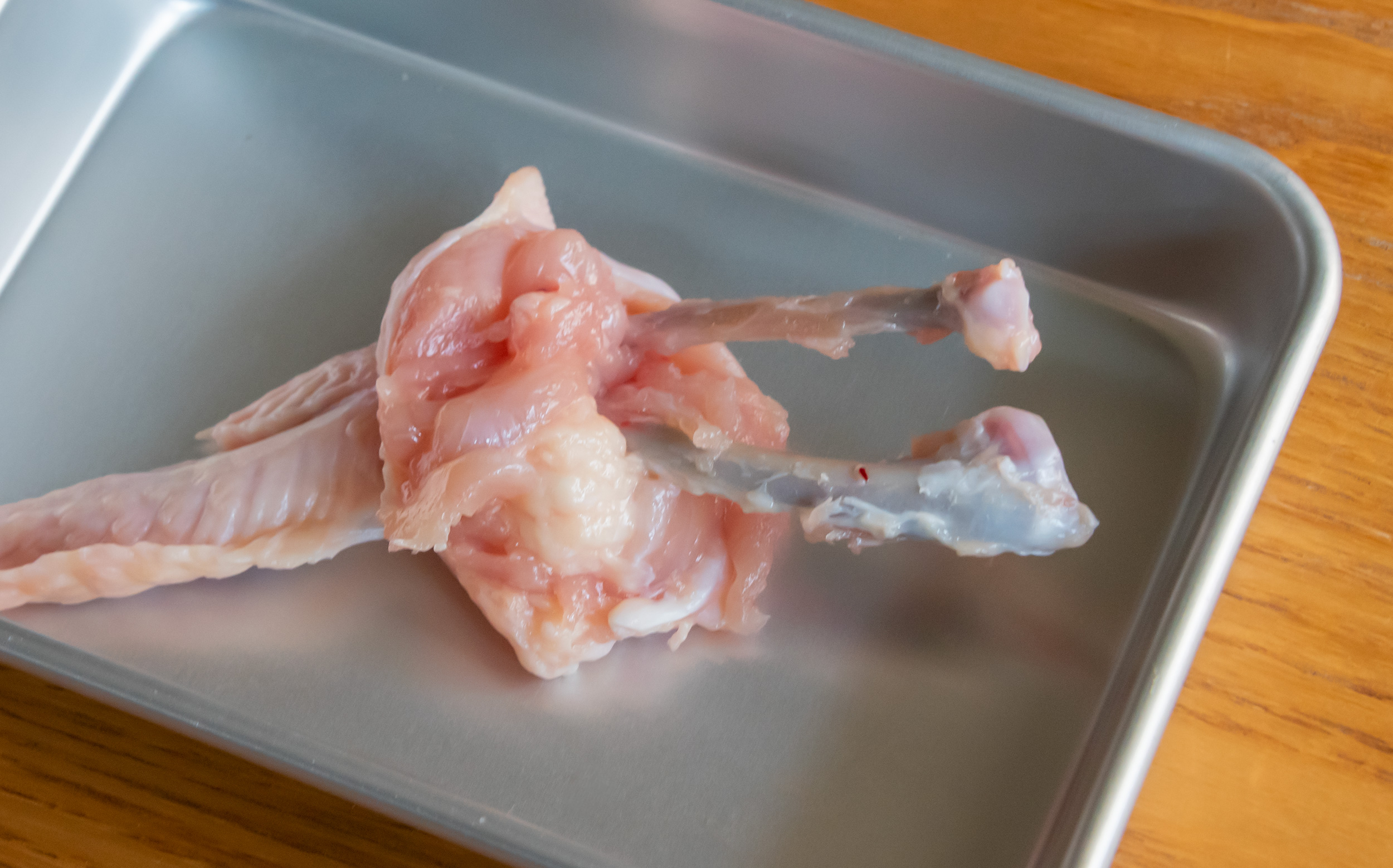 おでんの鶏つくね（鶏団子）の調理法：手羽先の皮を裏返して骨を取る