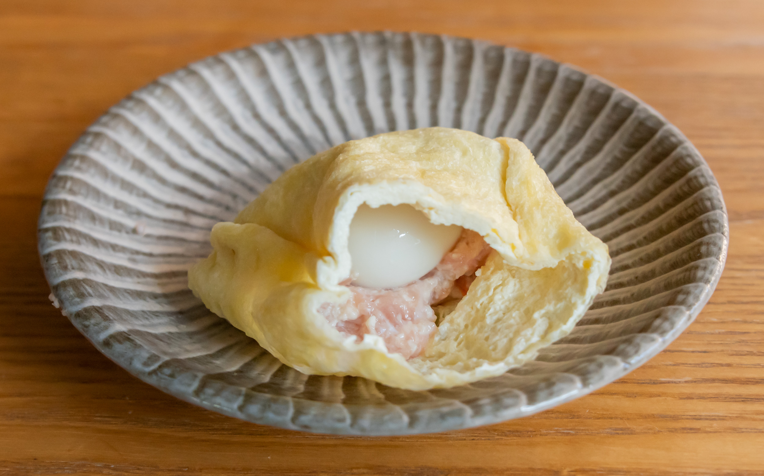 おでんの鶏つくね（鶏団子）の調理法：油揚げに鶏挽肉とうずら卵を入れる