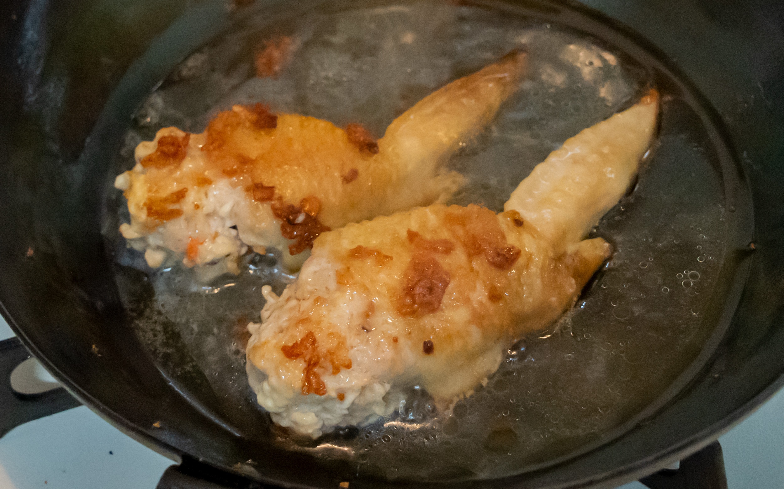 おでんの鶏つくね（鶏団子）の調理法：手羽つくねに焼き色を付け蒸し焼きにする