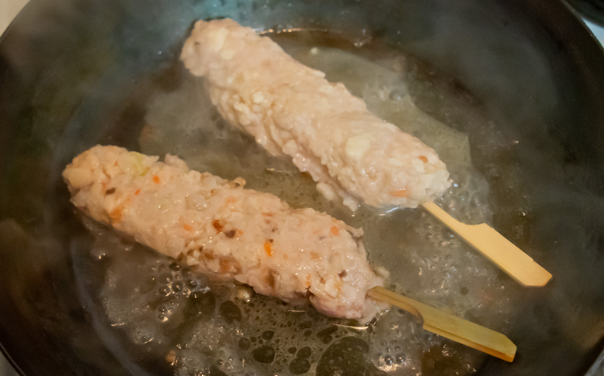 おでんの鶏つくね（鶏団子）の調理法：鶏つくね串に焼き色を付け蒸し焼きにする