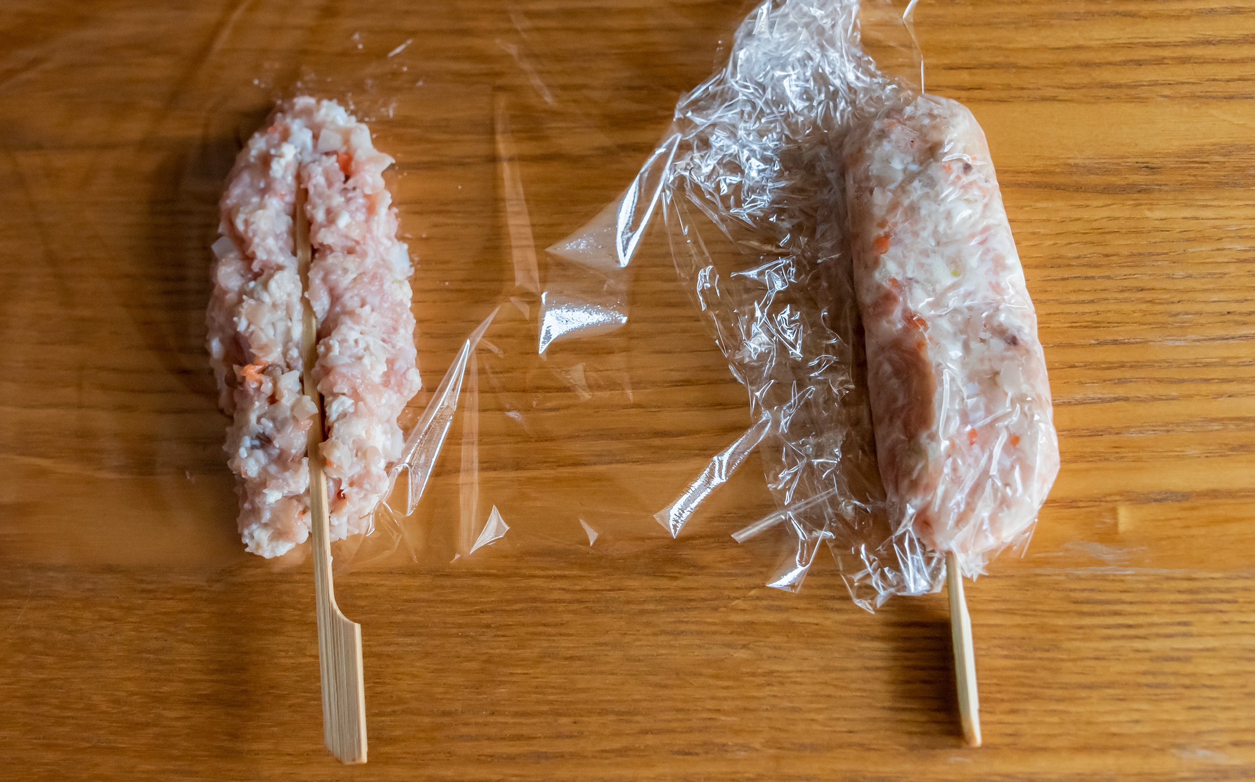 おでんの鶏つくね（鶏団子）の調理法：ラップを利用して鶏つくね串を成形する