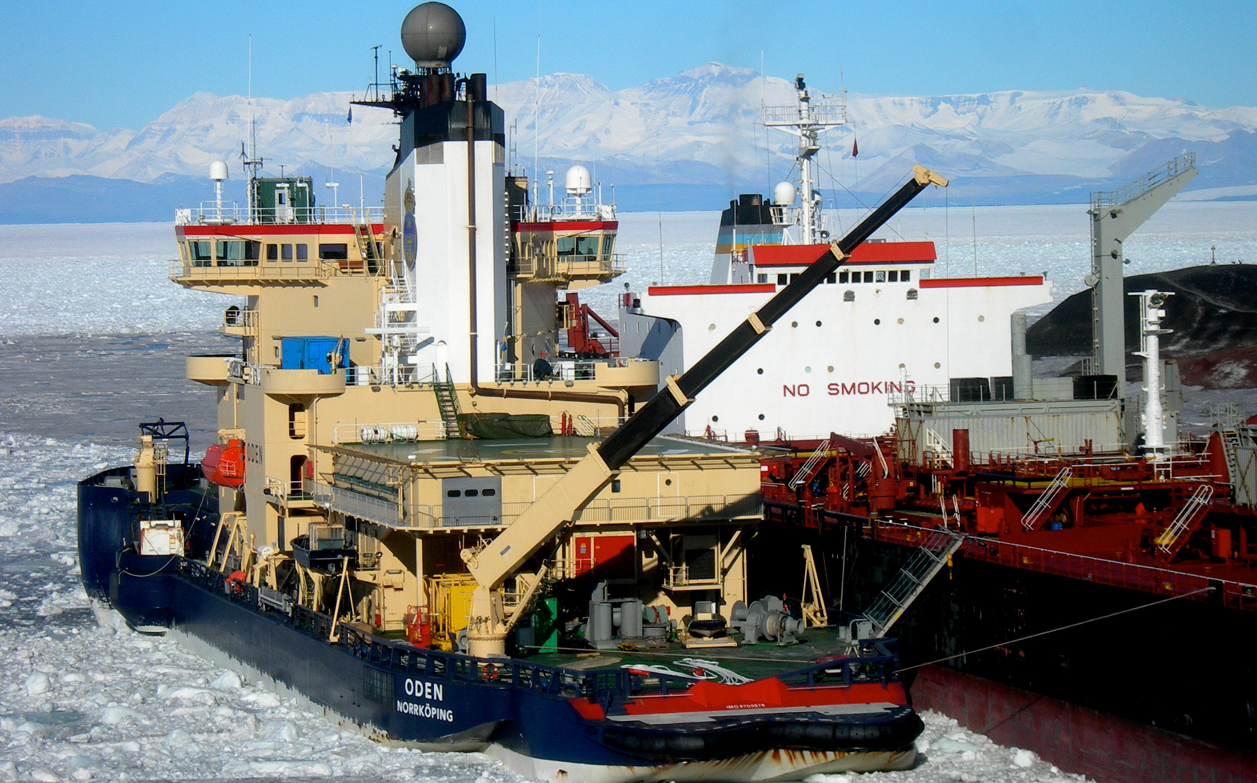 「Oden」という名のスウェーデンの砕氷船：Eli Duke, Icebreaker Oden and Fuel Tanker Gianelli in Antarctica
