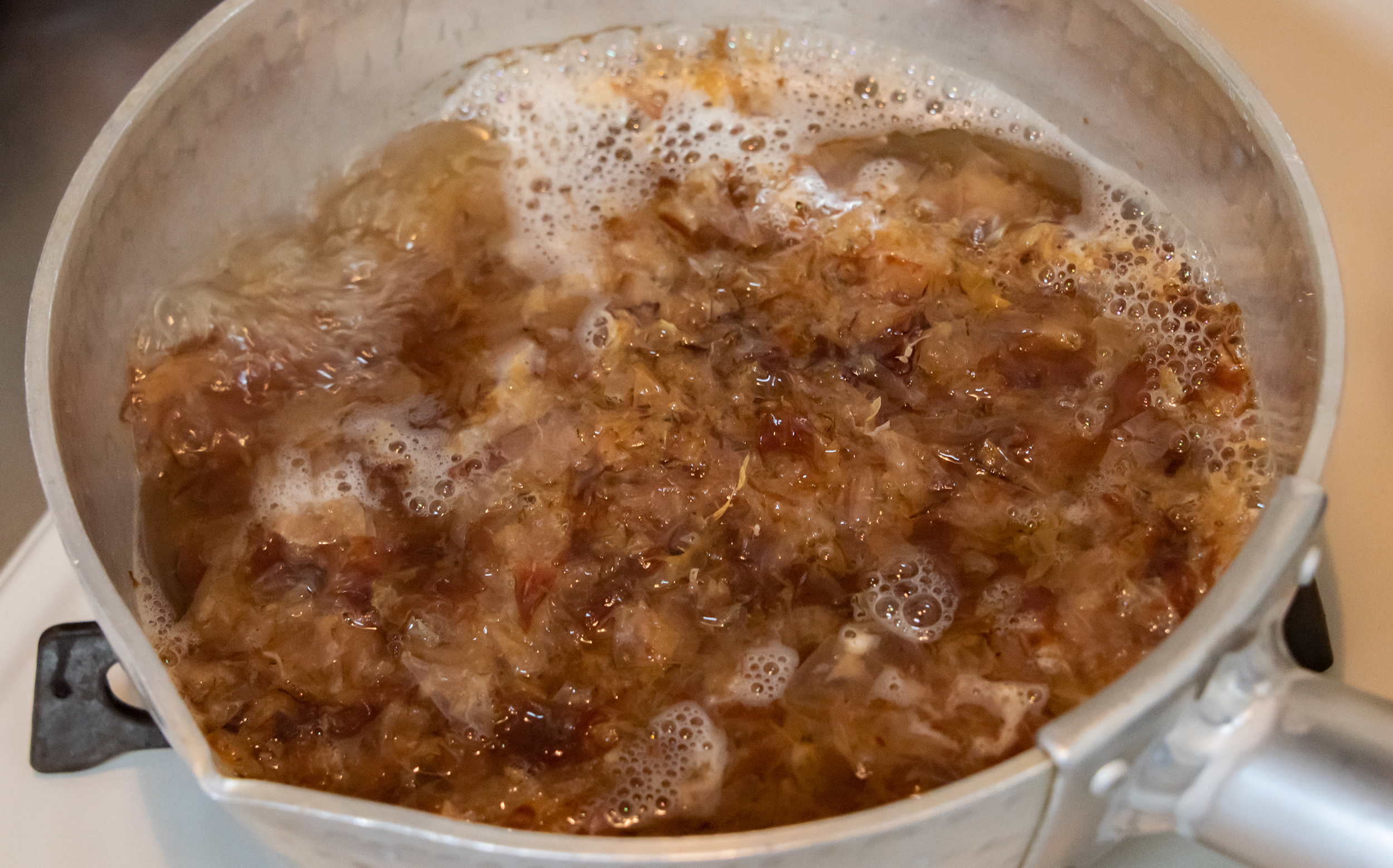 おでんそばとうどんを作る：蕎麦つゆの出汁引き（宗田鰹）