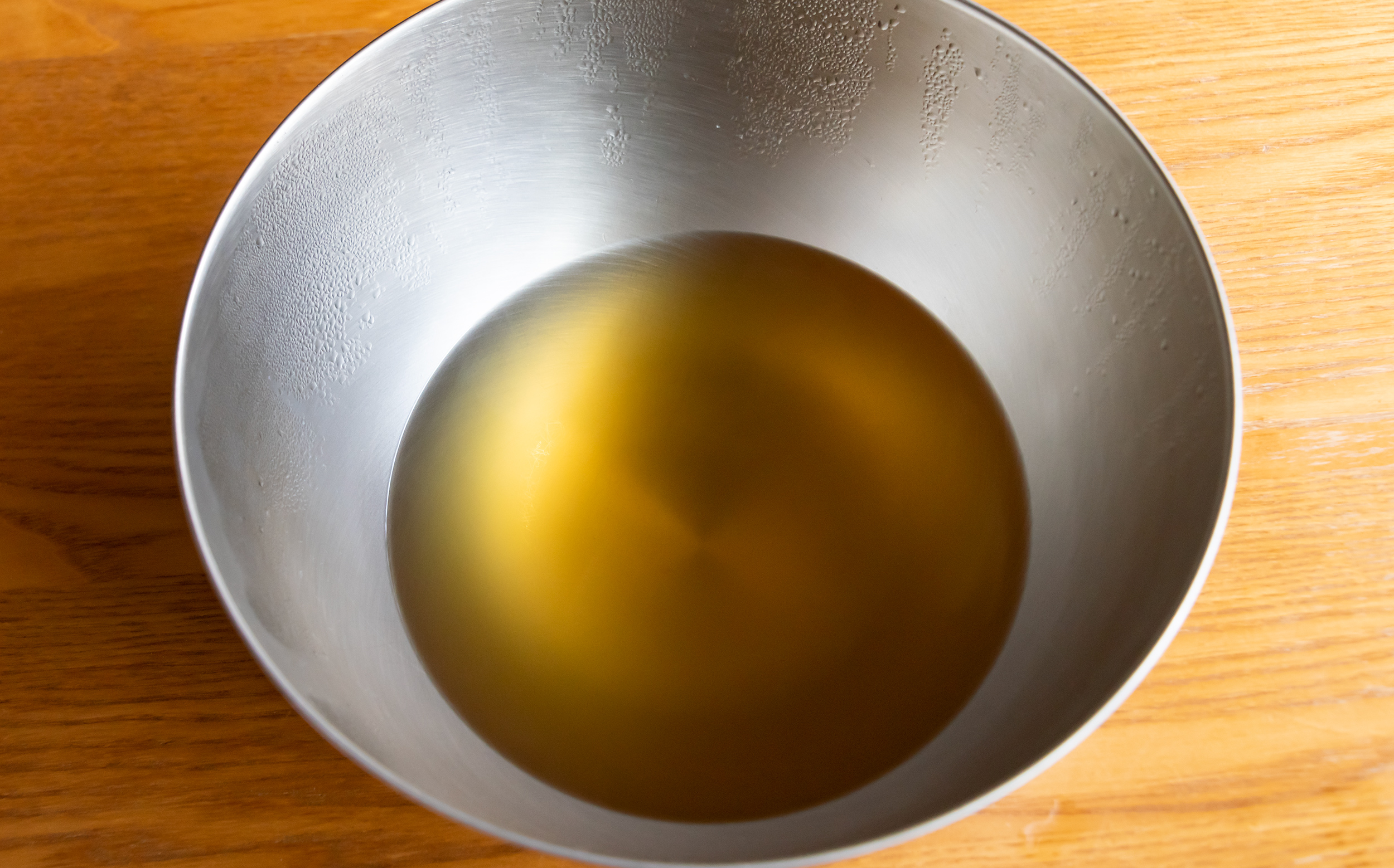 おでんそばとうどんを作る：蕎麦つゆの出汁引き