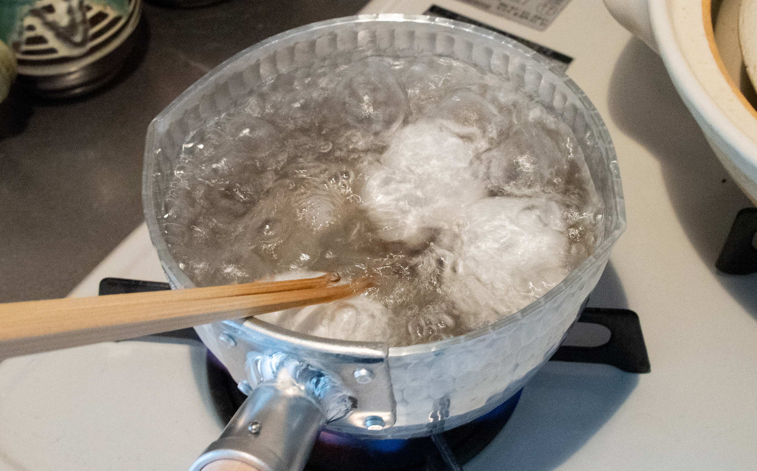 おでんの玉子・半熟玉子の作り方：沸騰したお湯で玉子を茹でる